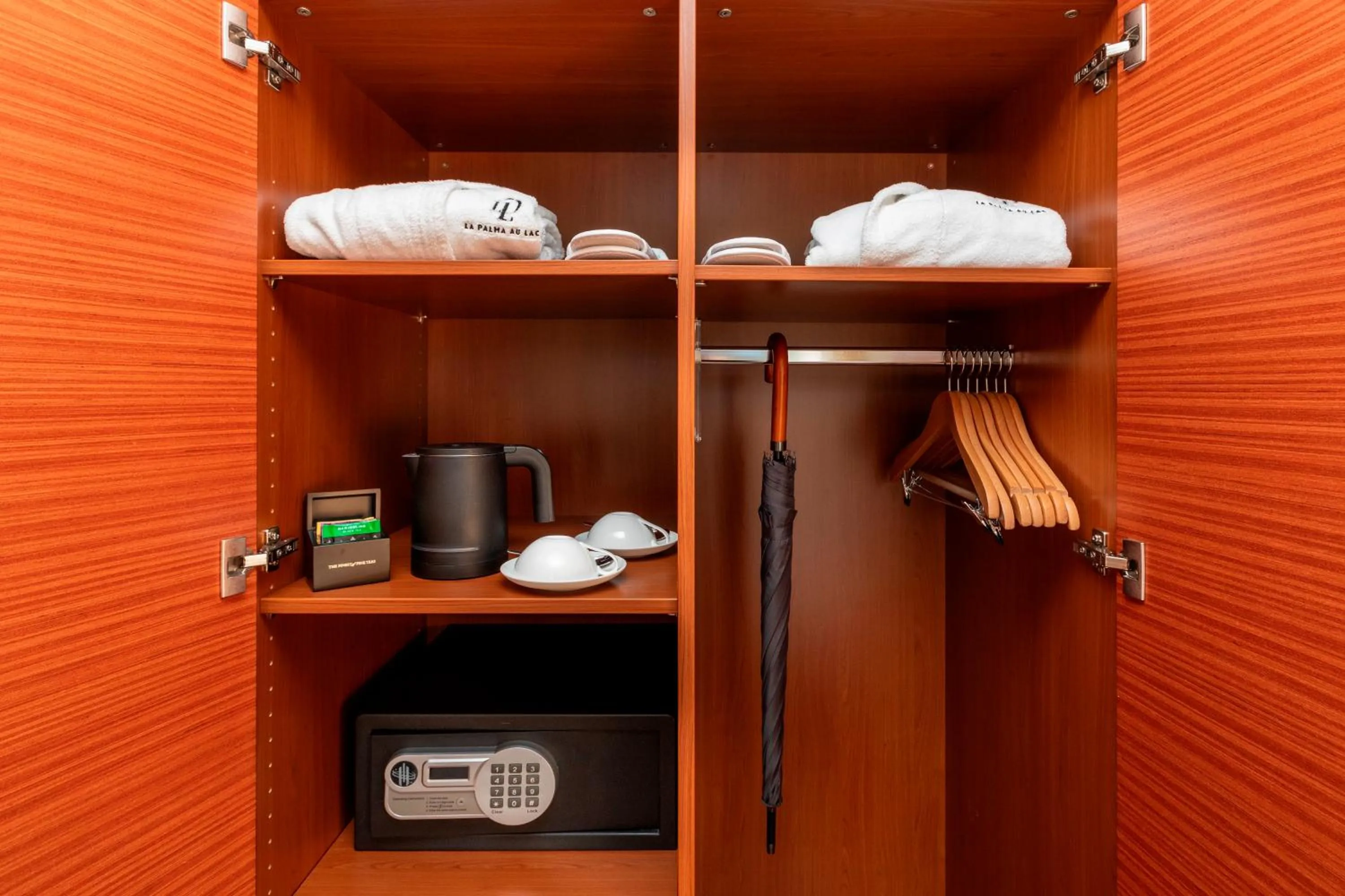 wardrobe in Hotel la Palma au Lac