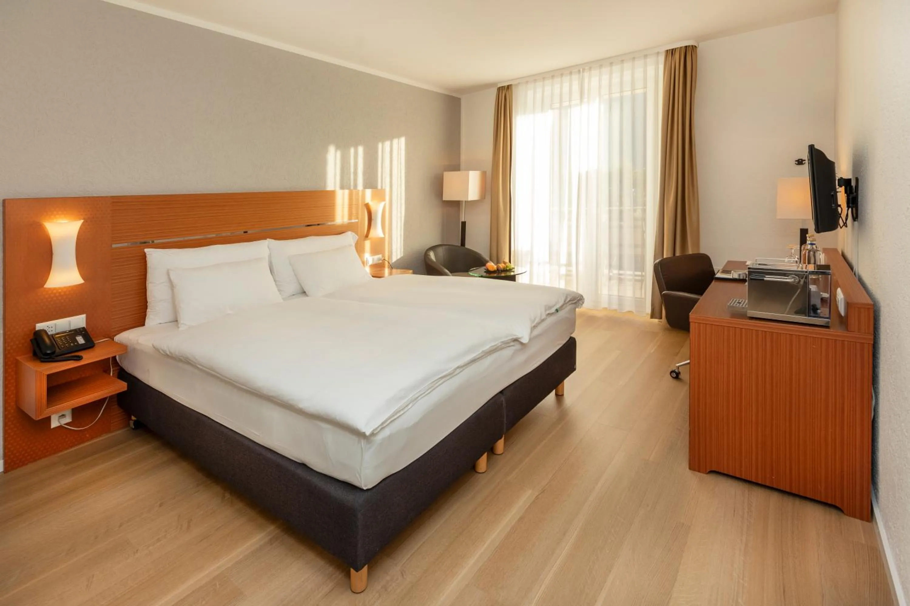 Photo of the whole room, Bed in Hotel la Palma au Lac