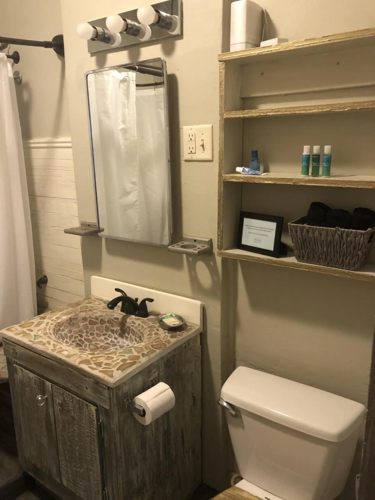 Bathroom in El Nopal Casita-Close to Sul Ross State University