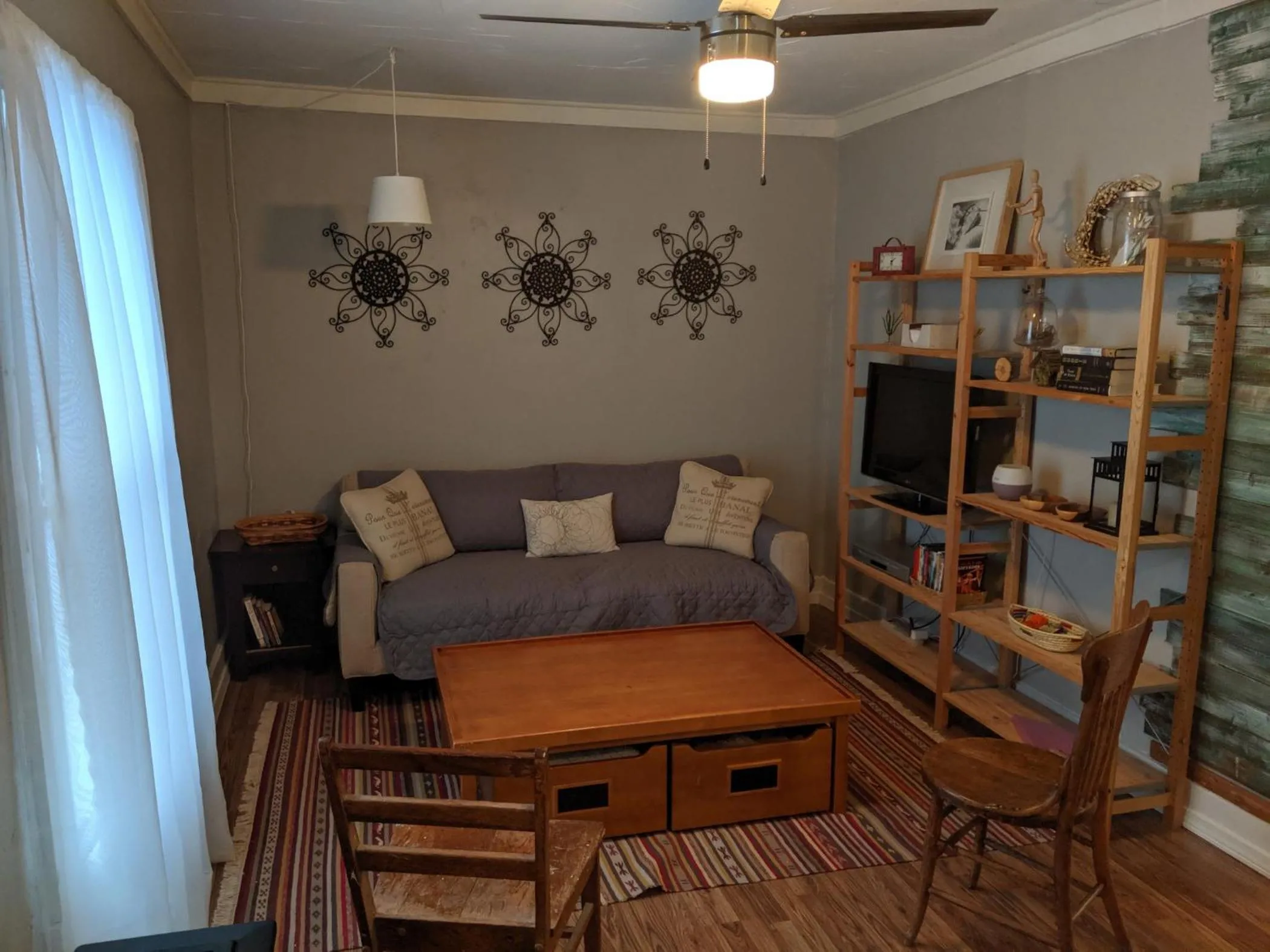Living room in El Nopal Casita-Close to Sul Ross State University