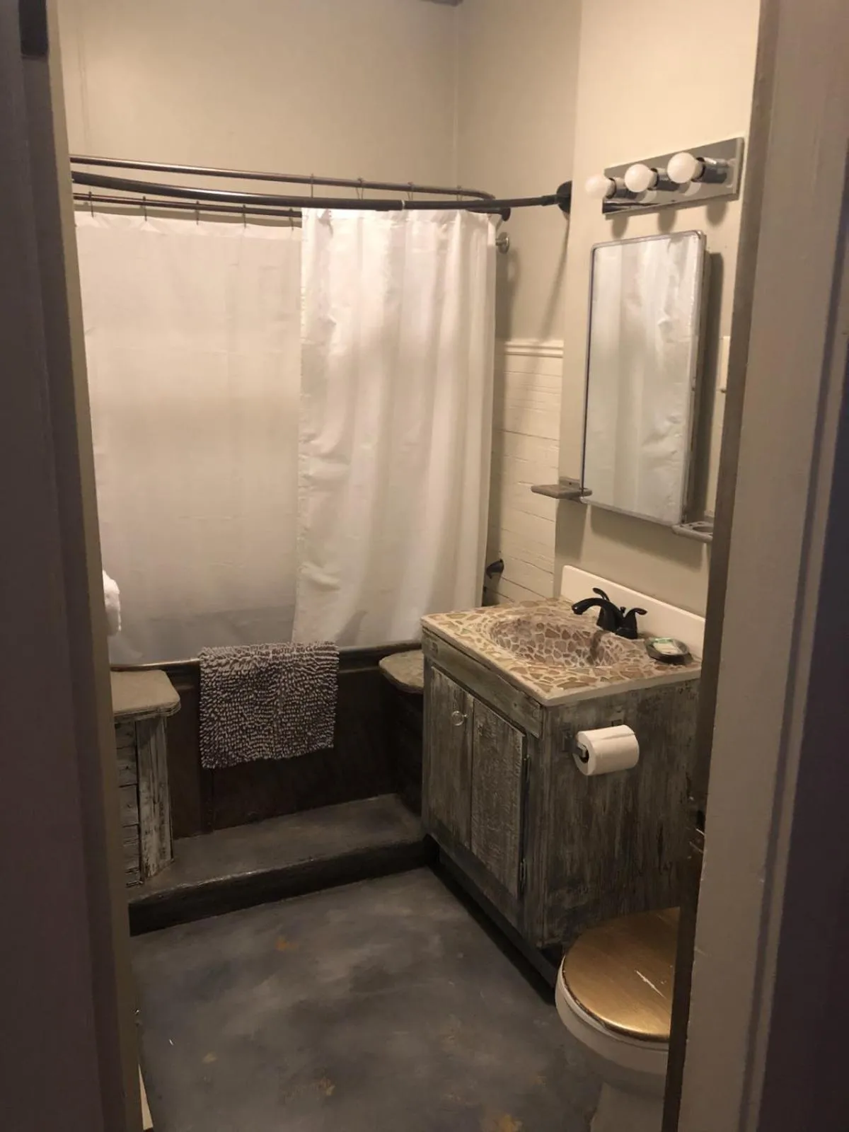 Bathroom in El Nopal Casita-Close to Sul Ross State University