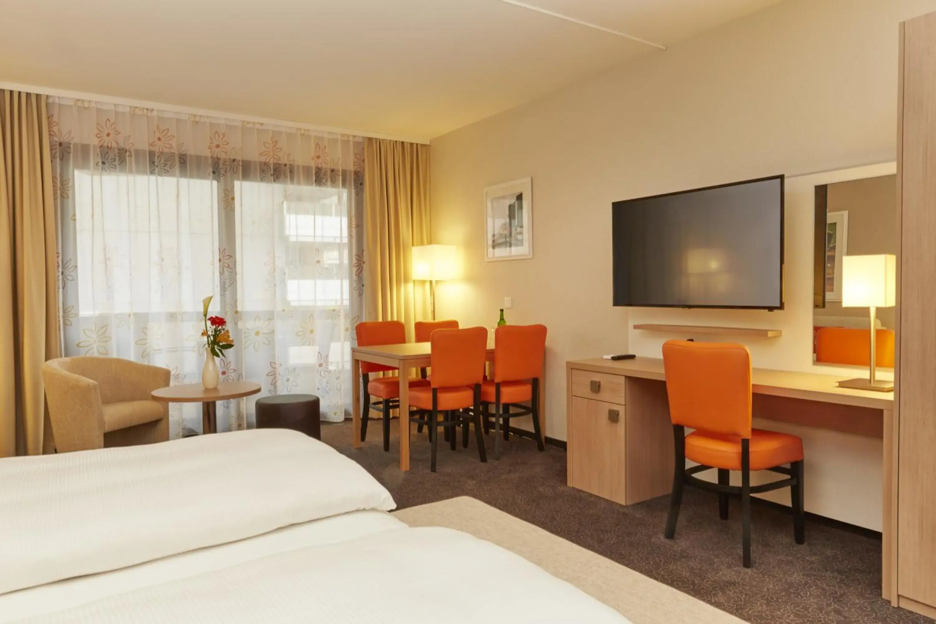 Living room, Bed in H4 Hotel Arcadia Locarno Living room, Bed in H4 Hotel Arcadia Locarno