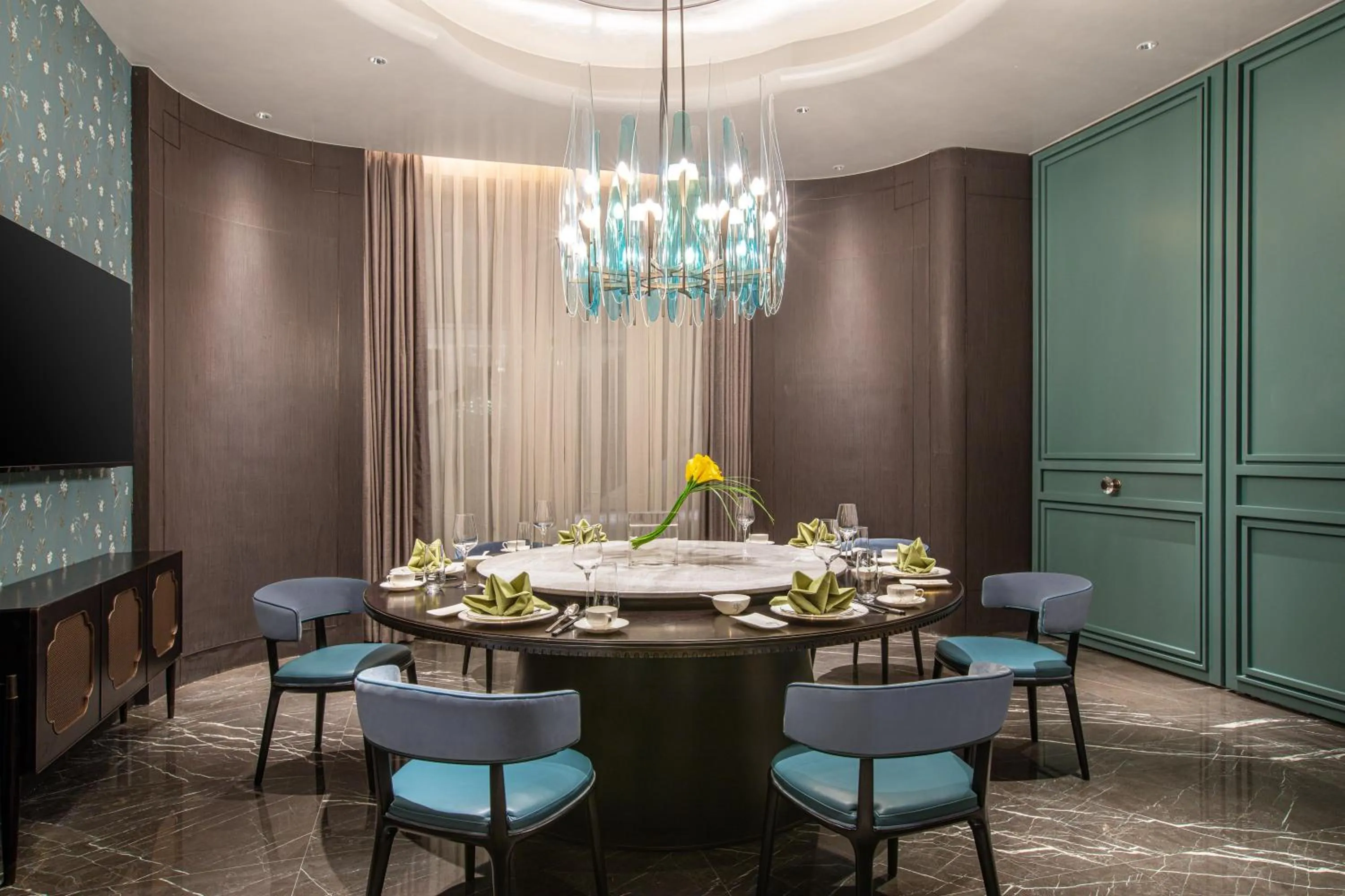 Restaurant/places to eat in Crowne Plaza Shanghai Hongqiao by IHG