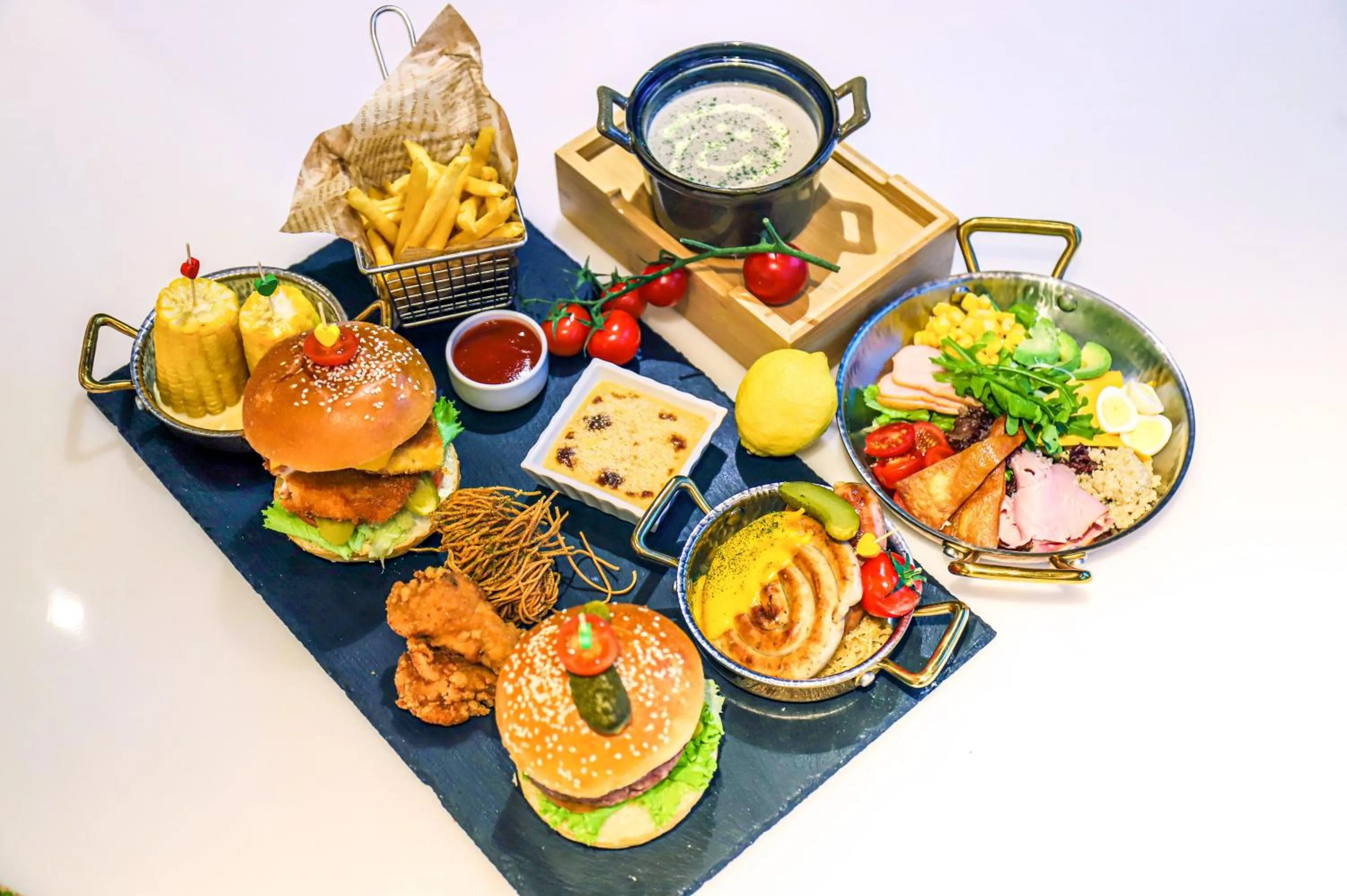 Restaurant/places to eat in Crowne Plaza Shanghai Hongqiao by IHG