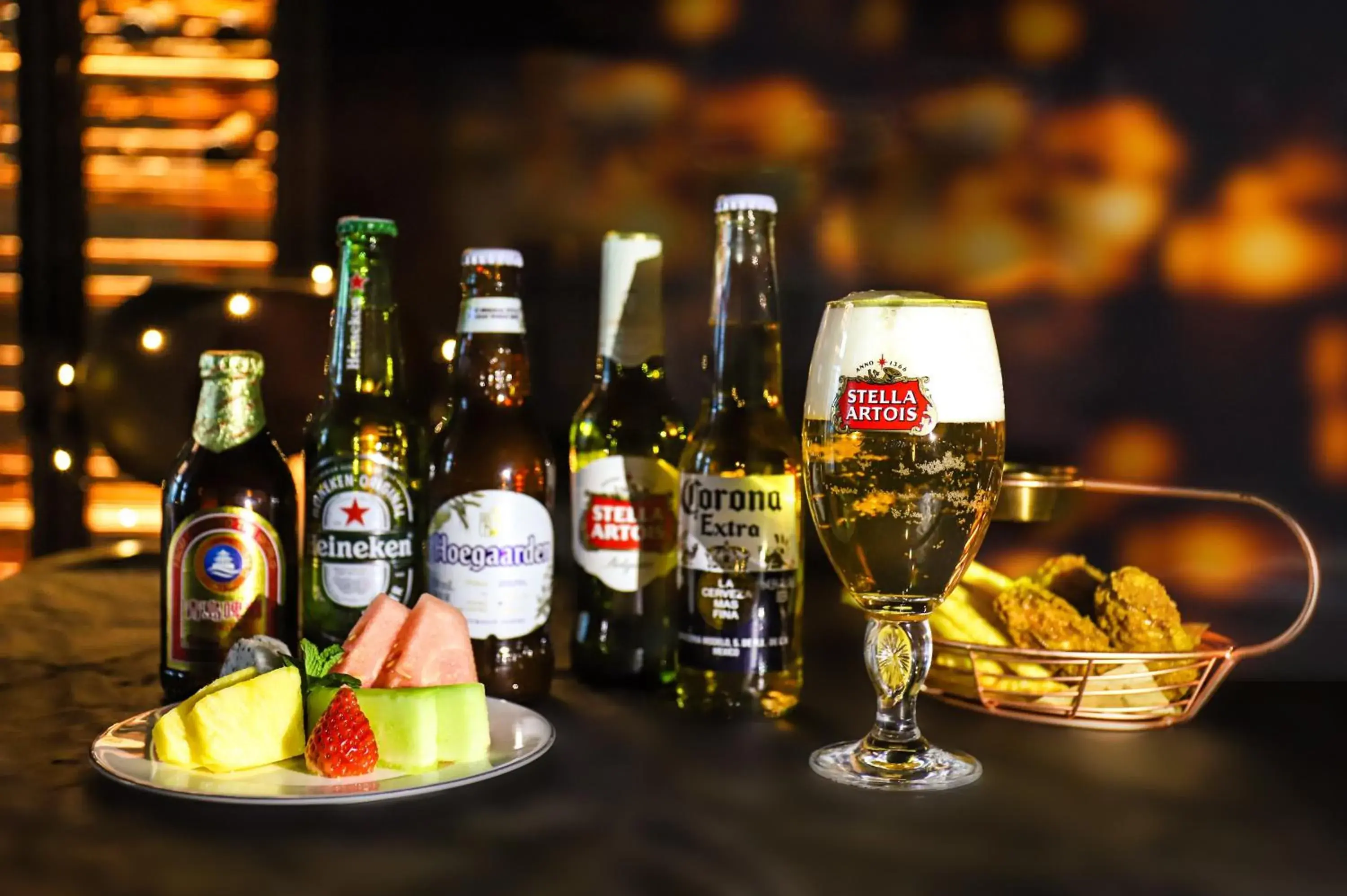 Lounge or bar in Crowne Plaza Shanghai Hongqiao by IHG Lounge or bar in Crowne Plaza Shanghai Hongqiao by IHG