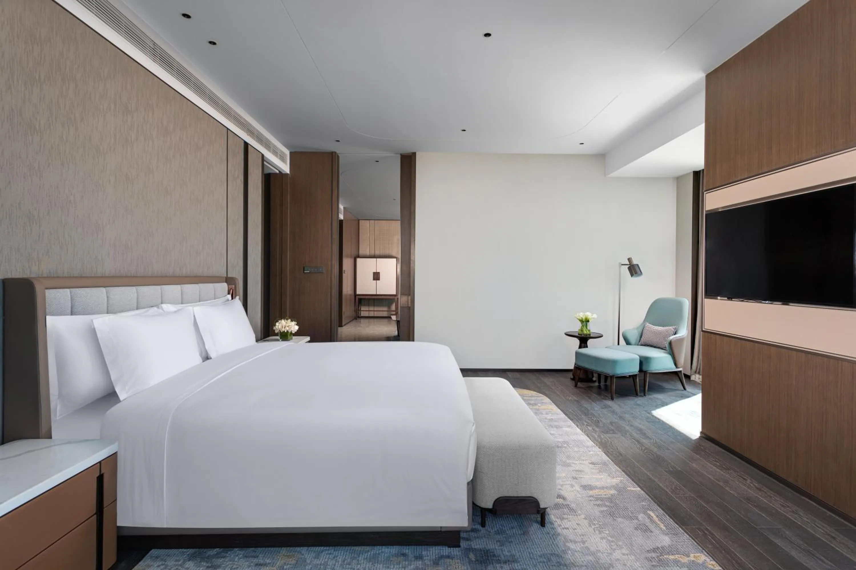 Photo of the whole room, Bed in Crowne Plaza Shanghai Hongqiao by IHG