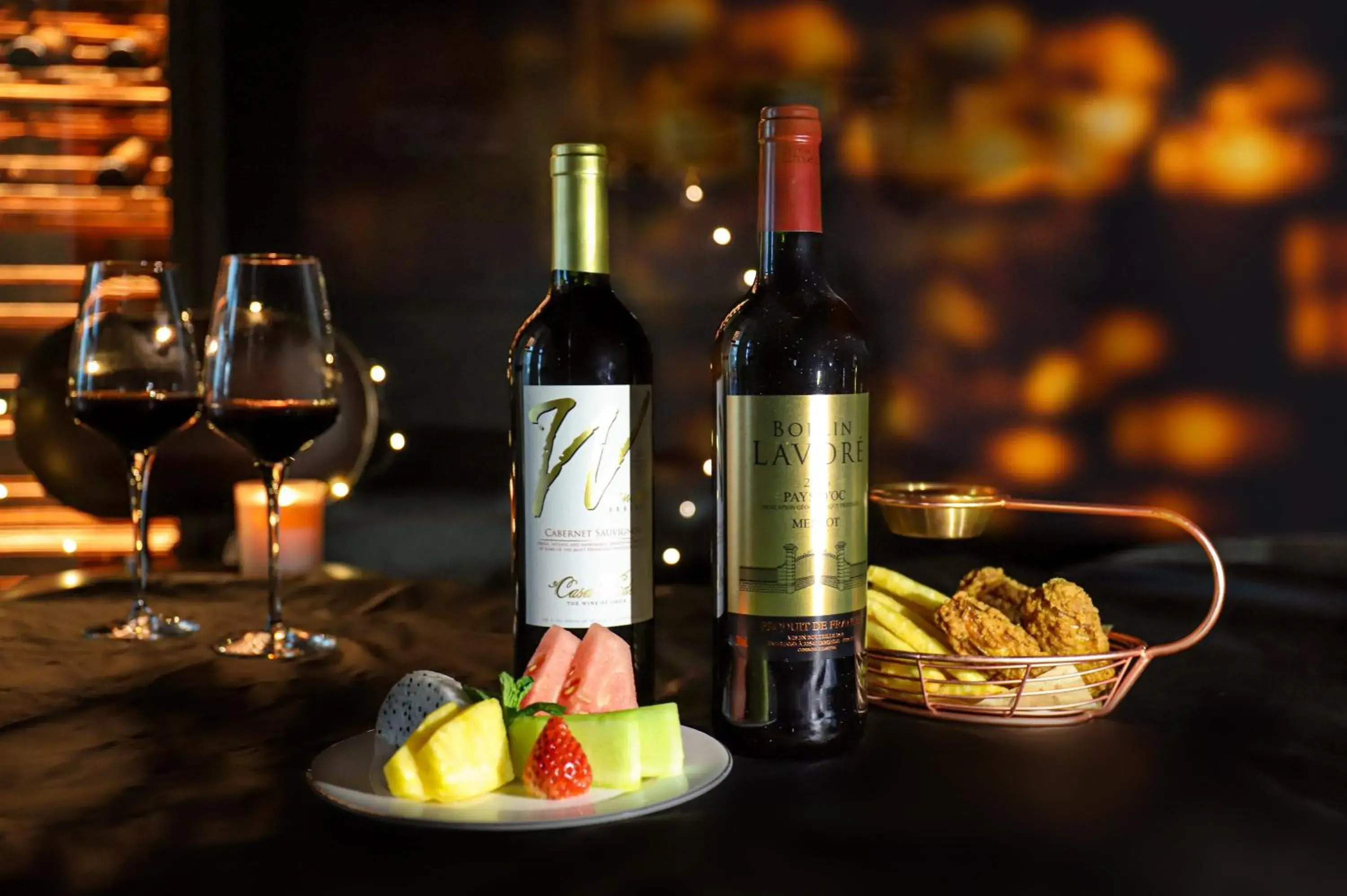 Lounge or bar in Crowne Plaza Shanghai Hongqiao by IHG Lounge or bar in Crowne Plaza Shanghai Hongqiao by IHG