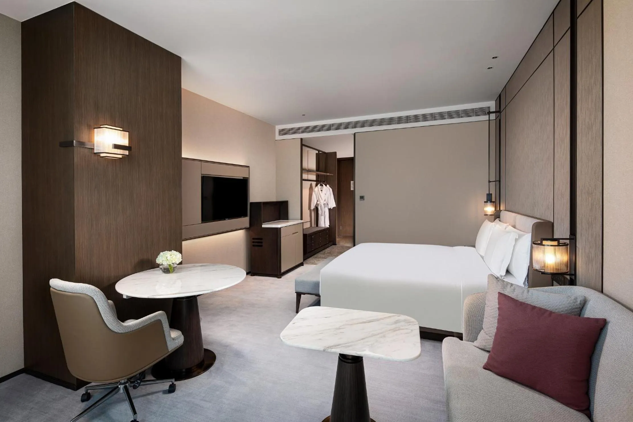 Bedroom, Bed in Crowne Plaza Shanghai Hongqiao by IHG