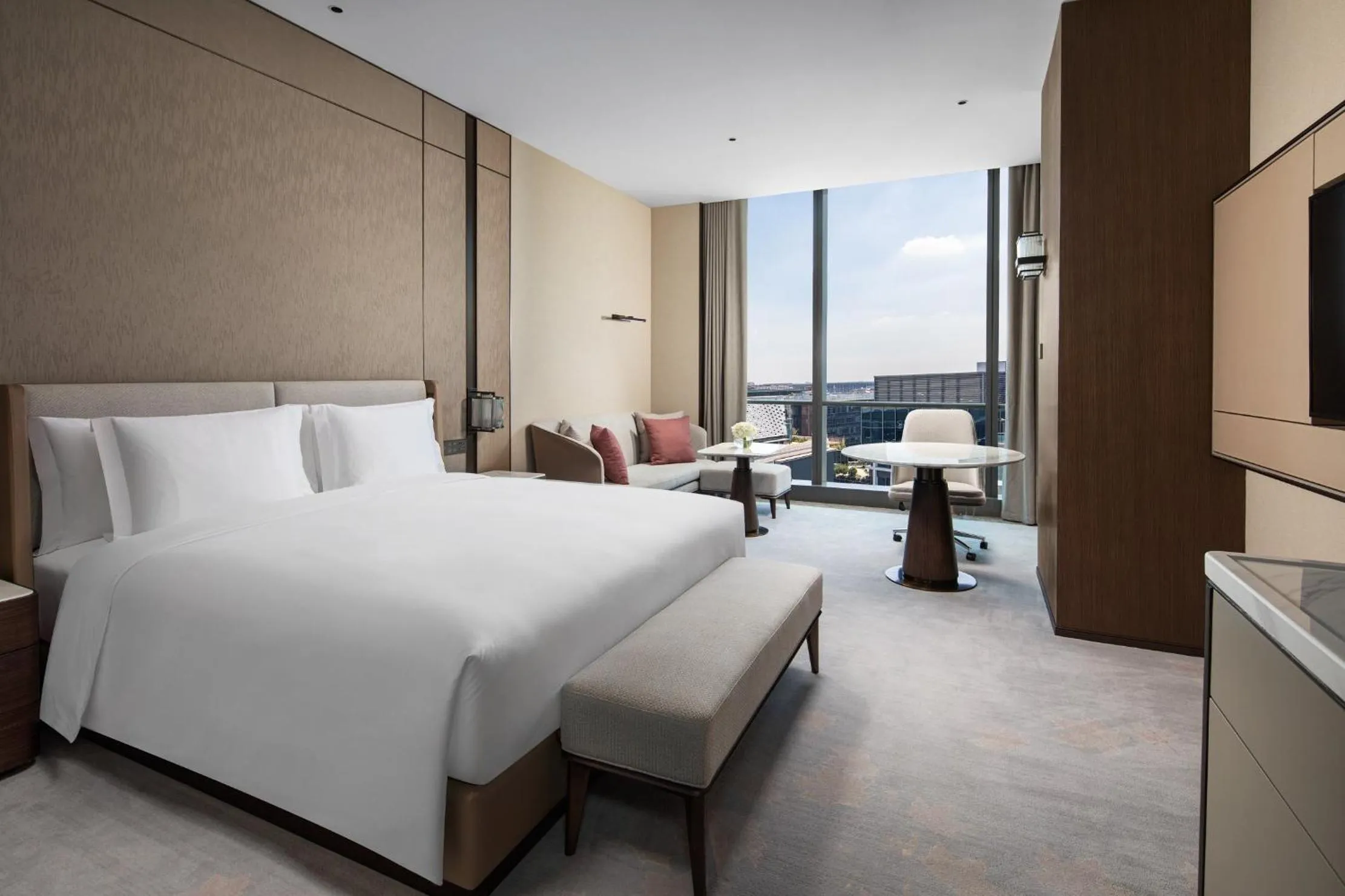 Photo of the whole room, Bed in Crowne Plaza Shanghai Hongqiao by IHG
