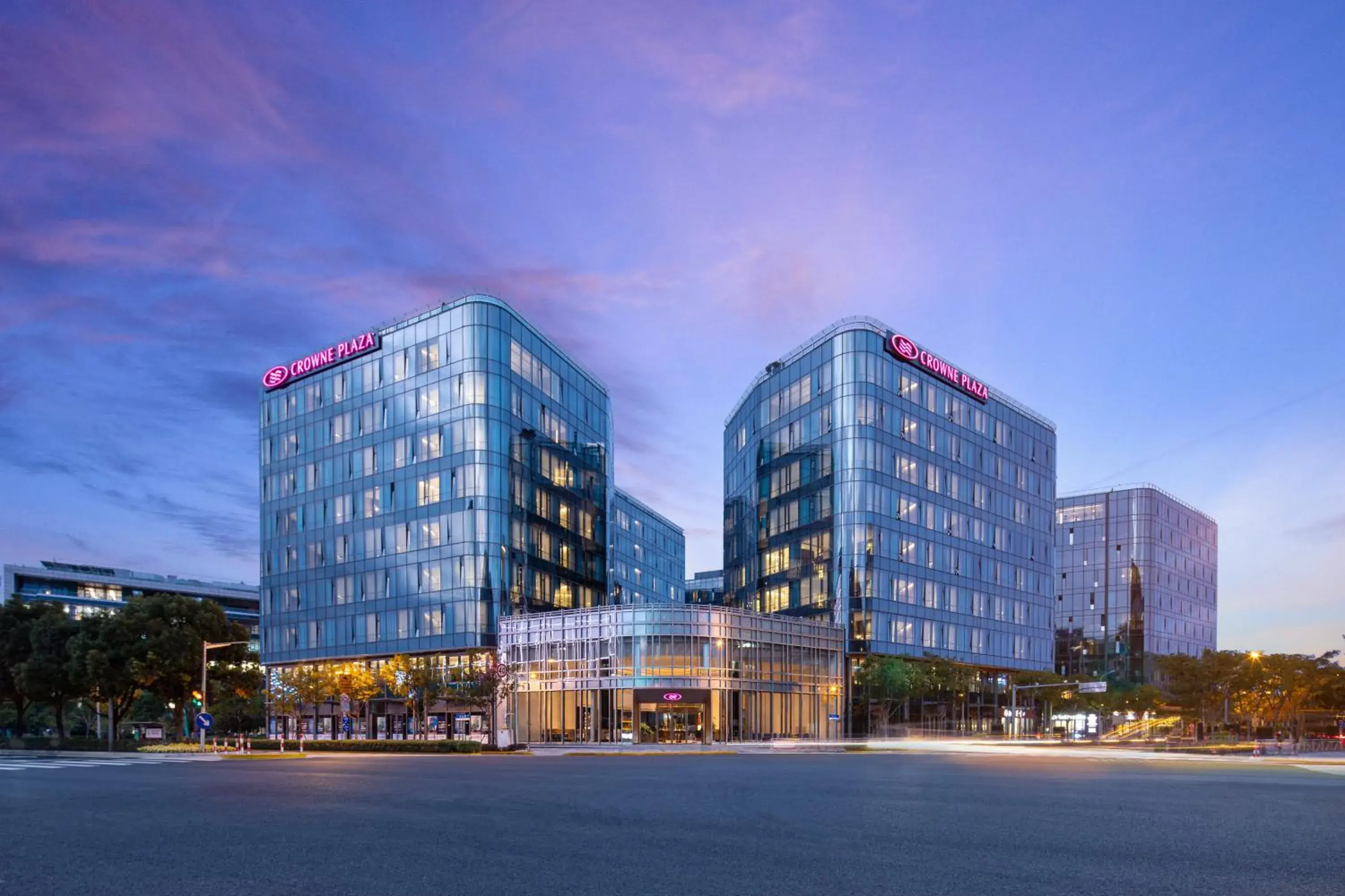 Property building in Crowne Plaza Shanghai Hongqiao by IHG Property building in Crowne Plaza Shanghai Hongqiao by IHG
