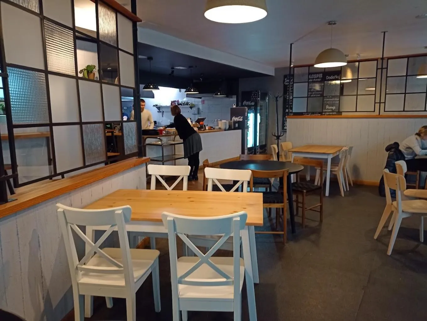 Restaurant/places to eat in Apartamenty Warszawskie delux Siedmiogrodzka