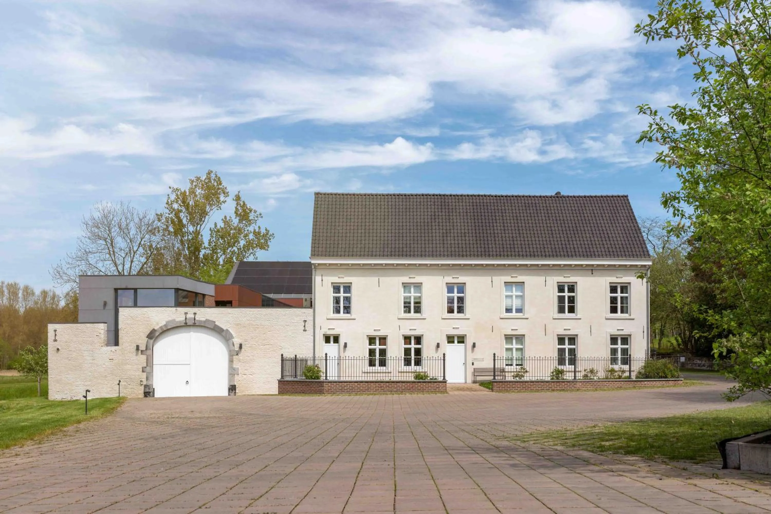 Property building in Hof van Stayen