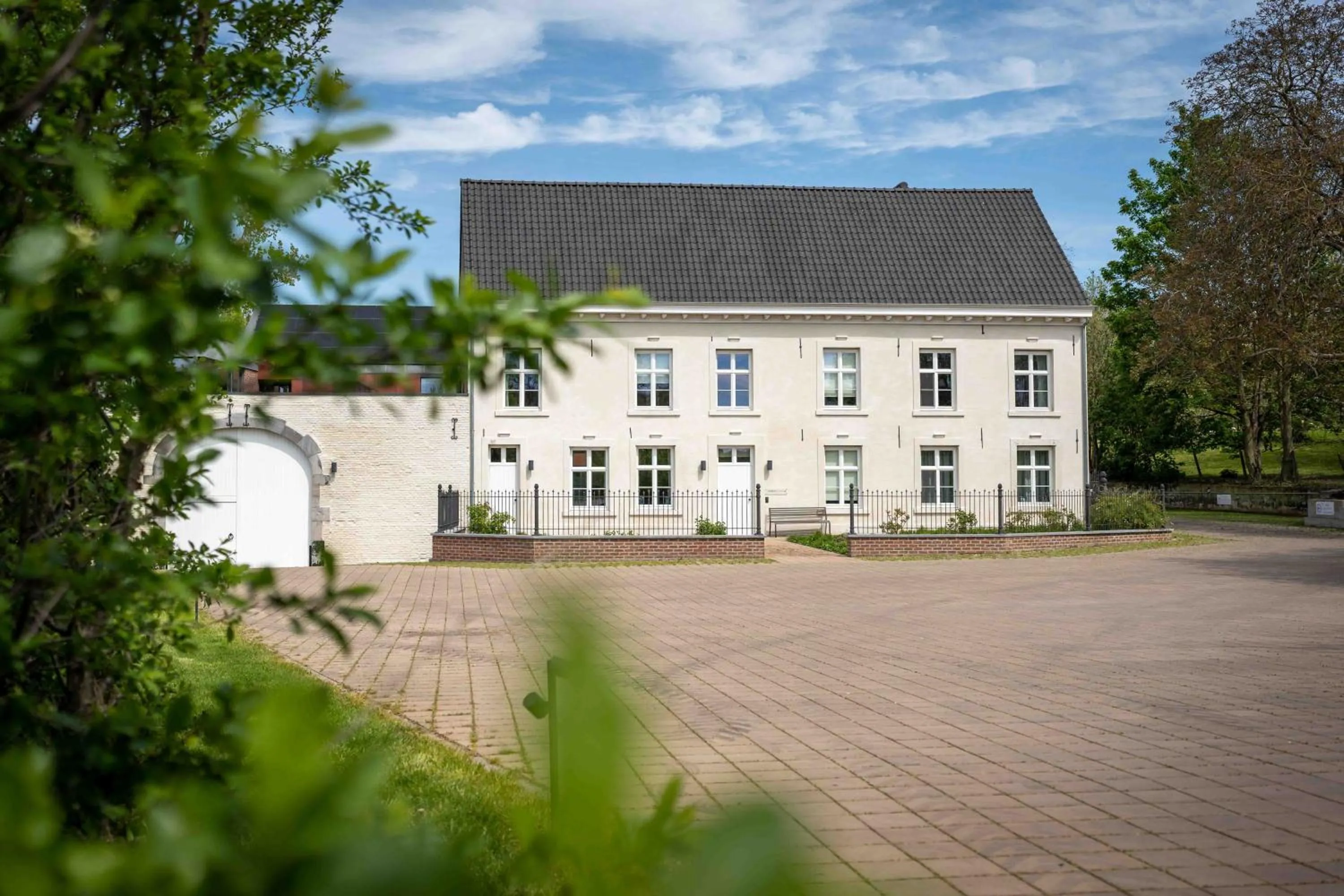 Property building in Hof van Stayen