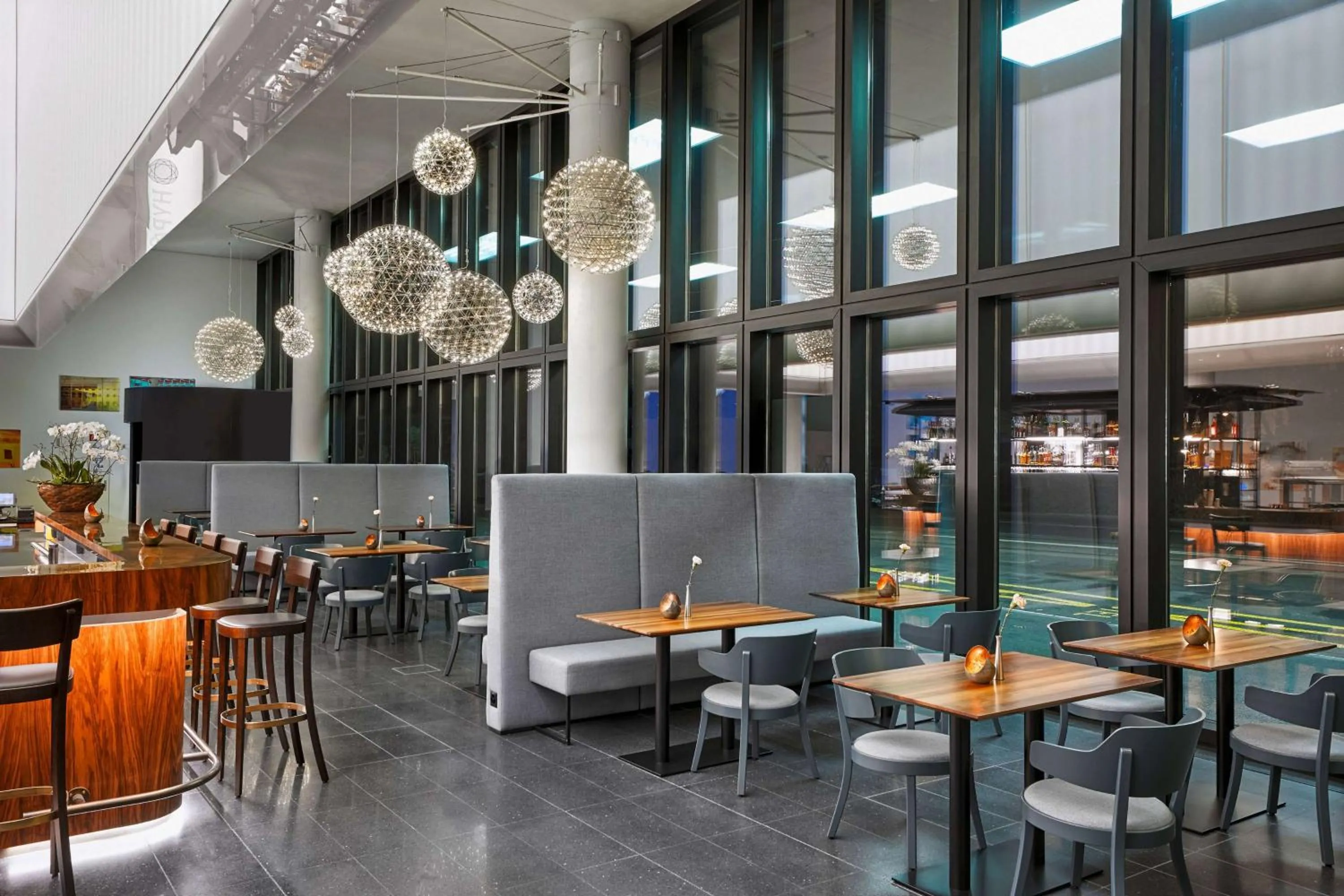 Restaurant/places to eat in HYPERION Hotel Basel