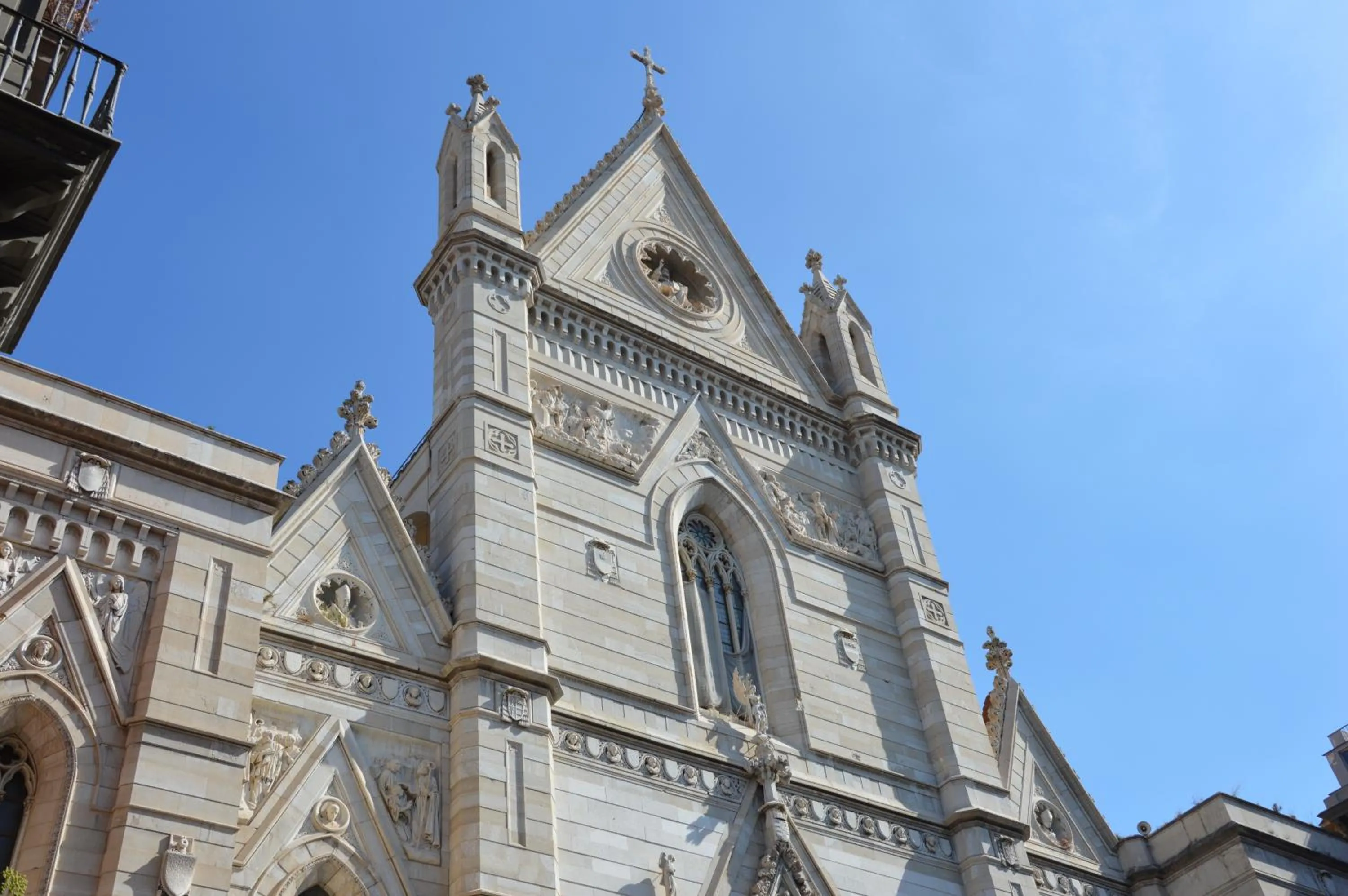 Property building in Duomo View Naples