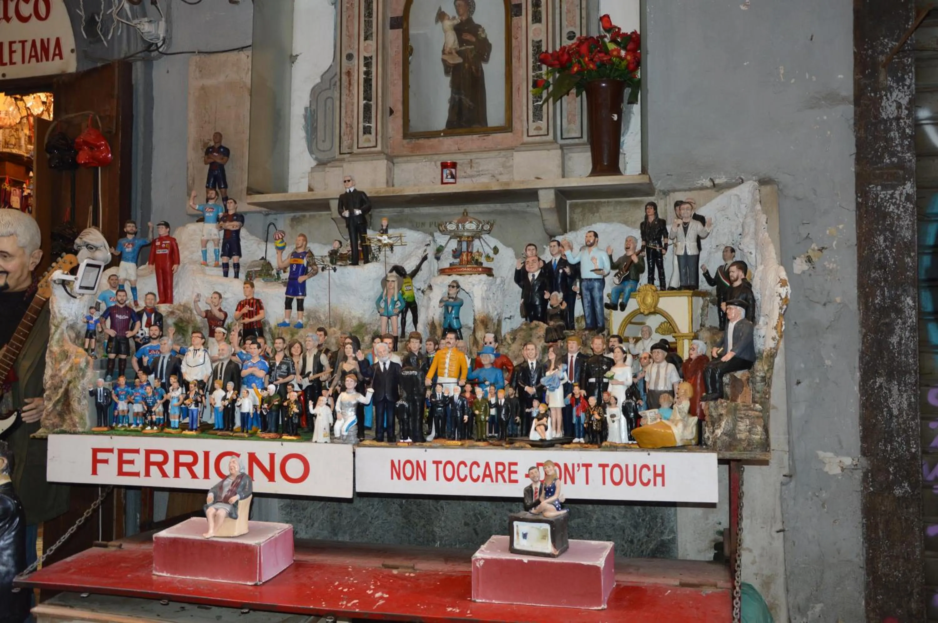 Property building in Duomo View Naples