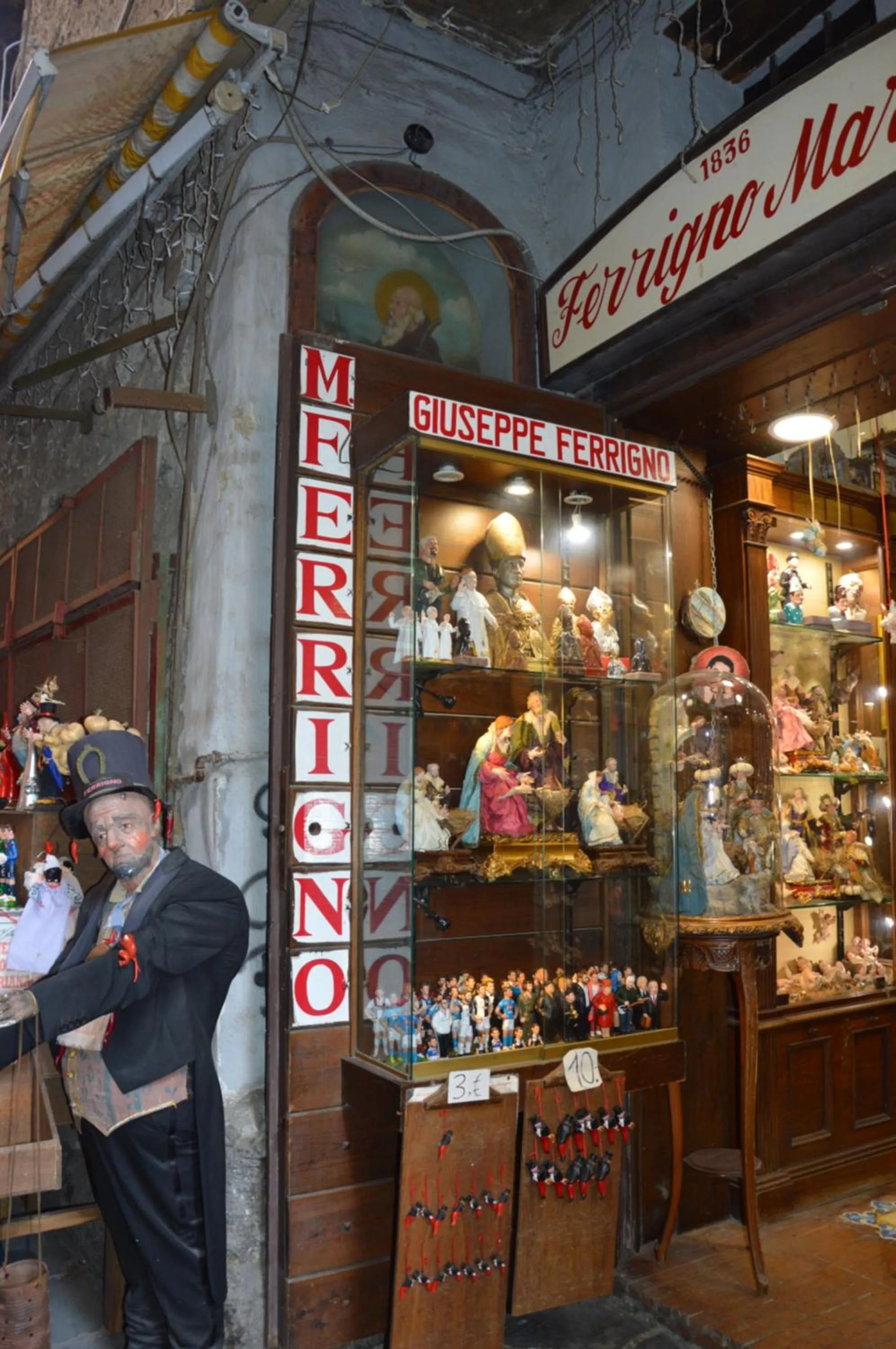 Property building in Duomo View Naples