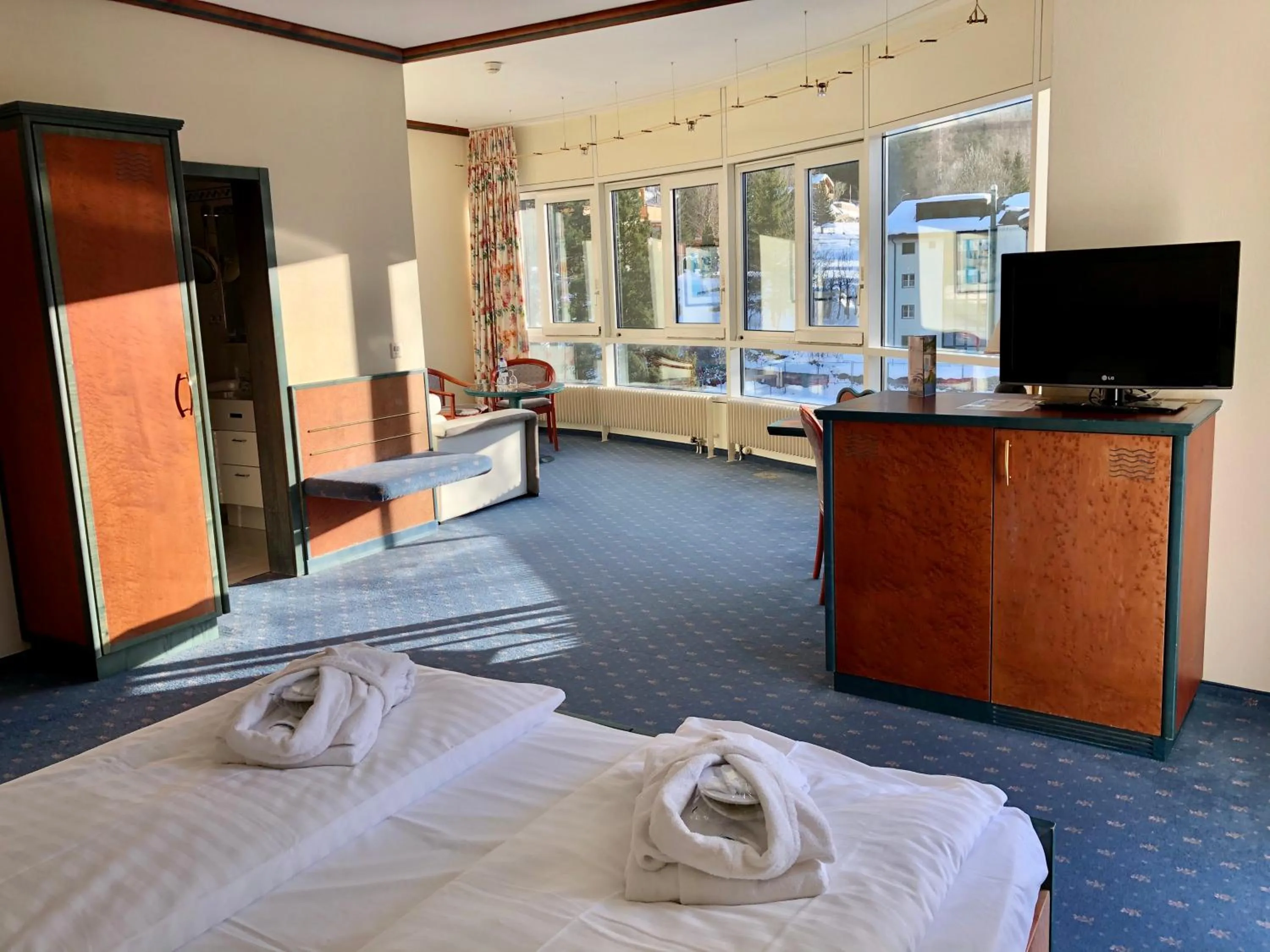 Communal lounge/ TV room, Bed in Thermal Hotels & Walliser Alpentherme Leukerbad