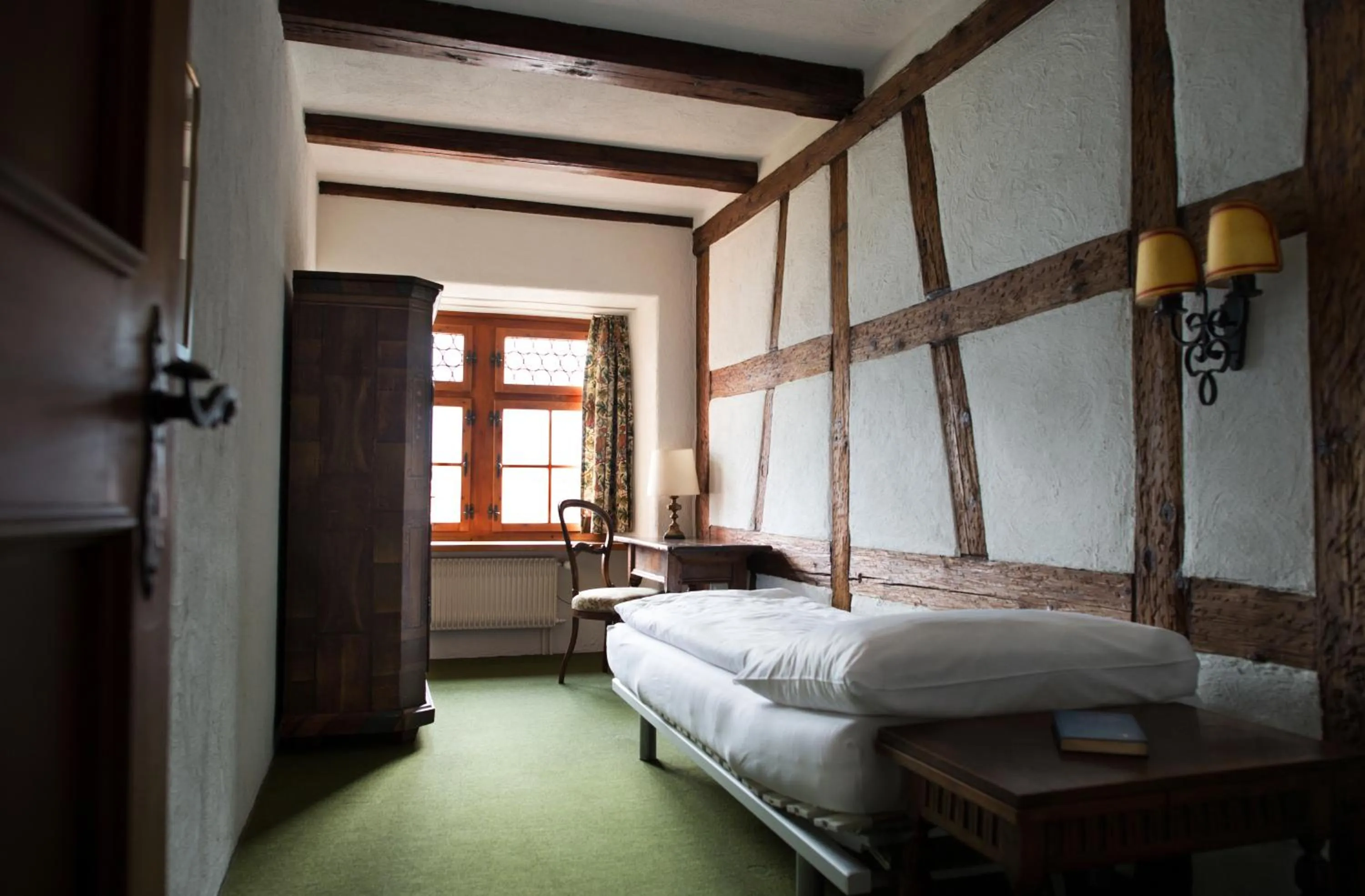 Photo of the whole room, Bed in Flyhof