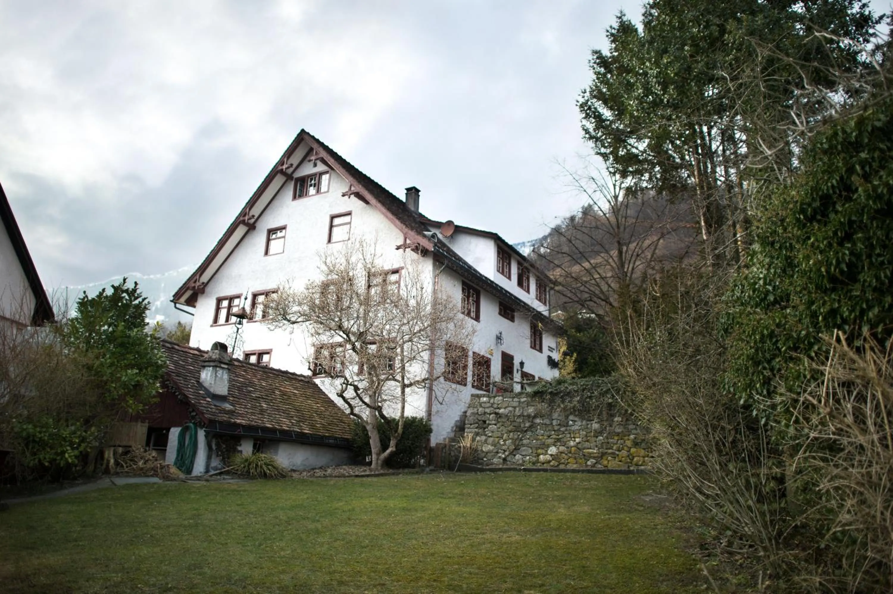 Facade/entrance in Flyhof