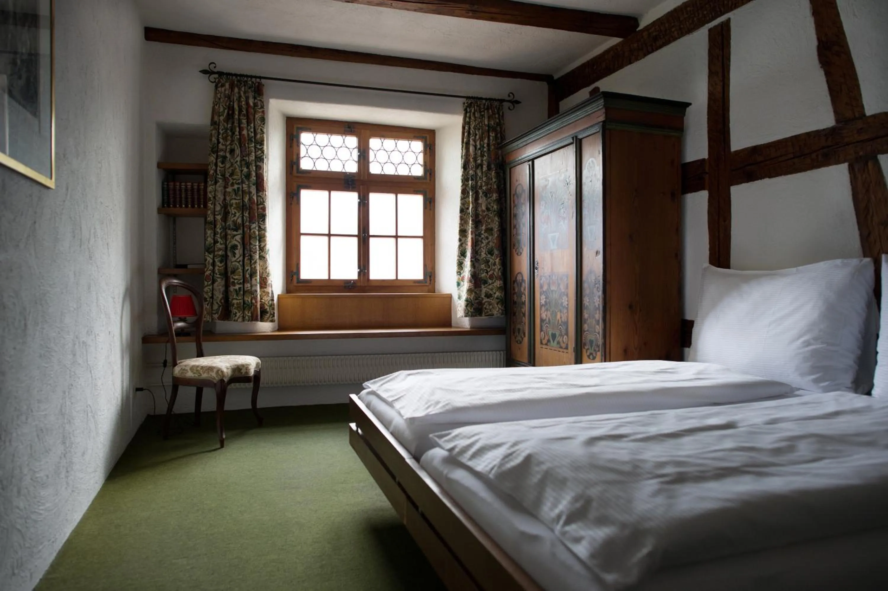 Photo of the whole room, Bed in Flyhof