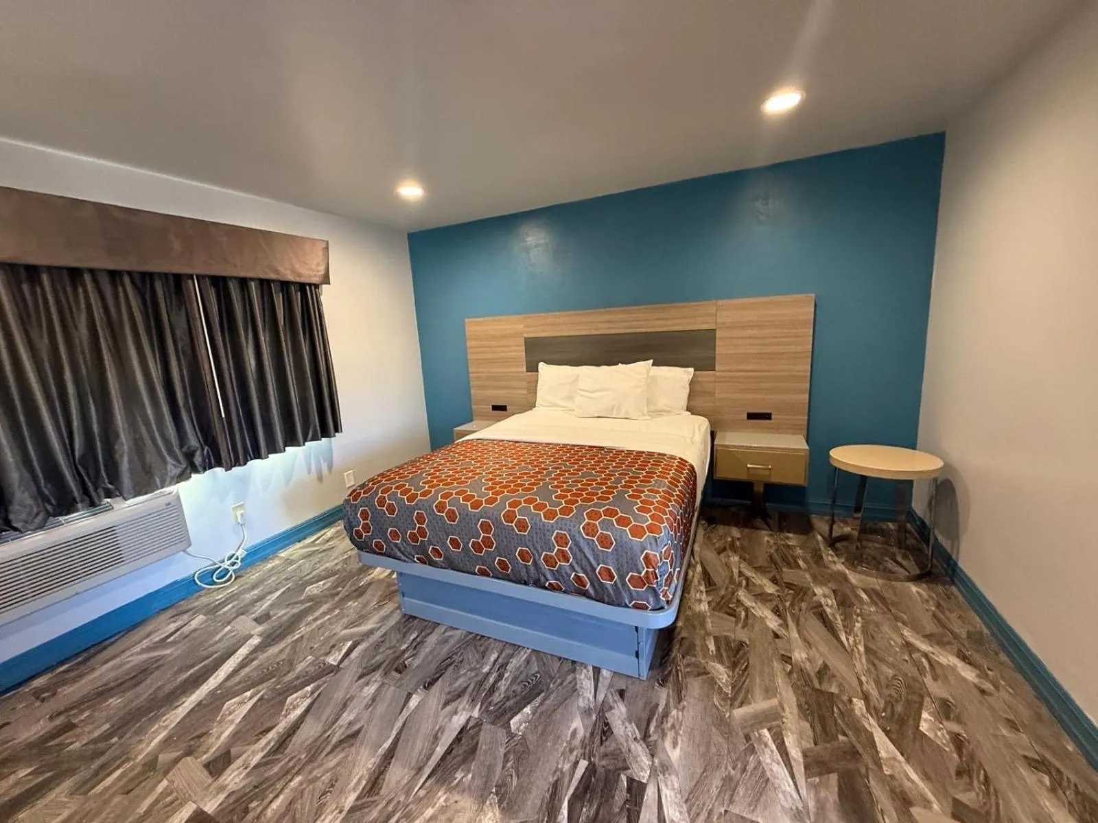 Bed in Travel Inn Motel