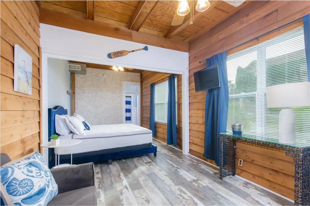 Bed in Darien Dockside Inn