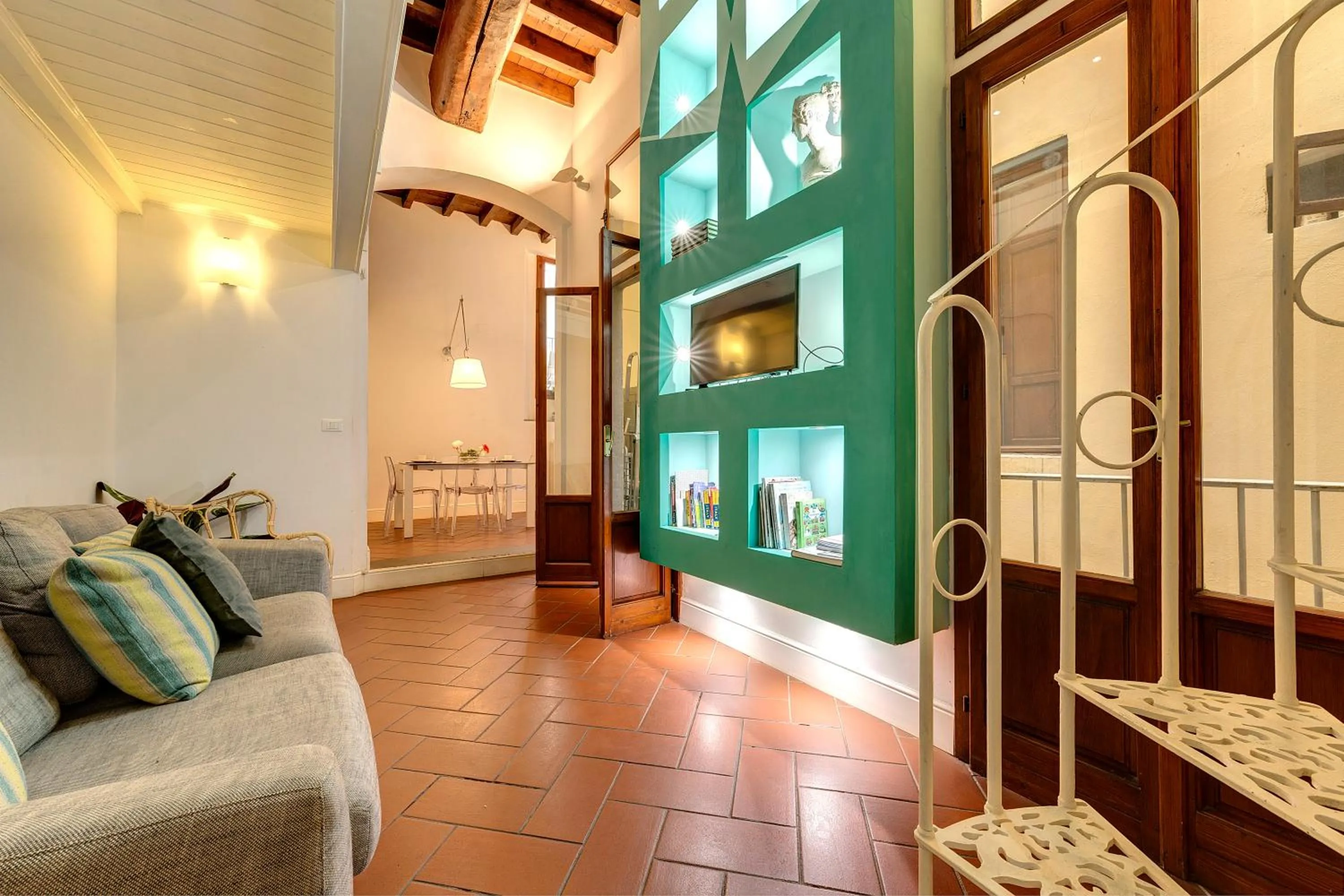 Living room in Tegolaio Apartment by Mamo Florence