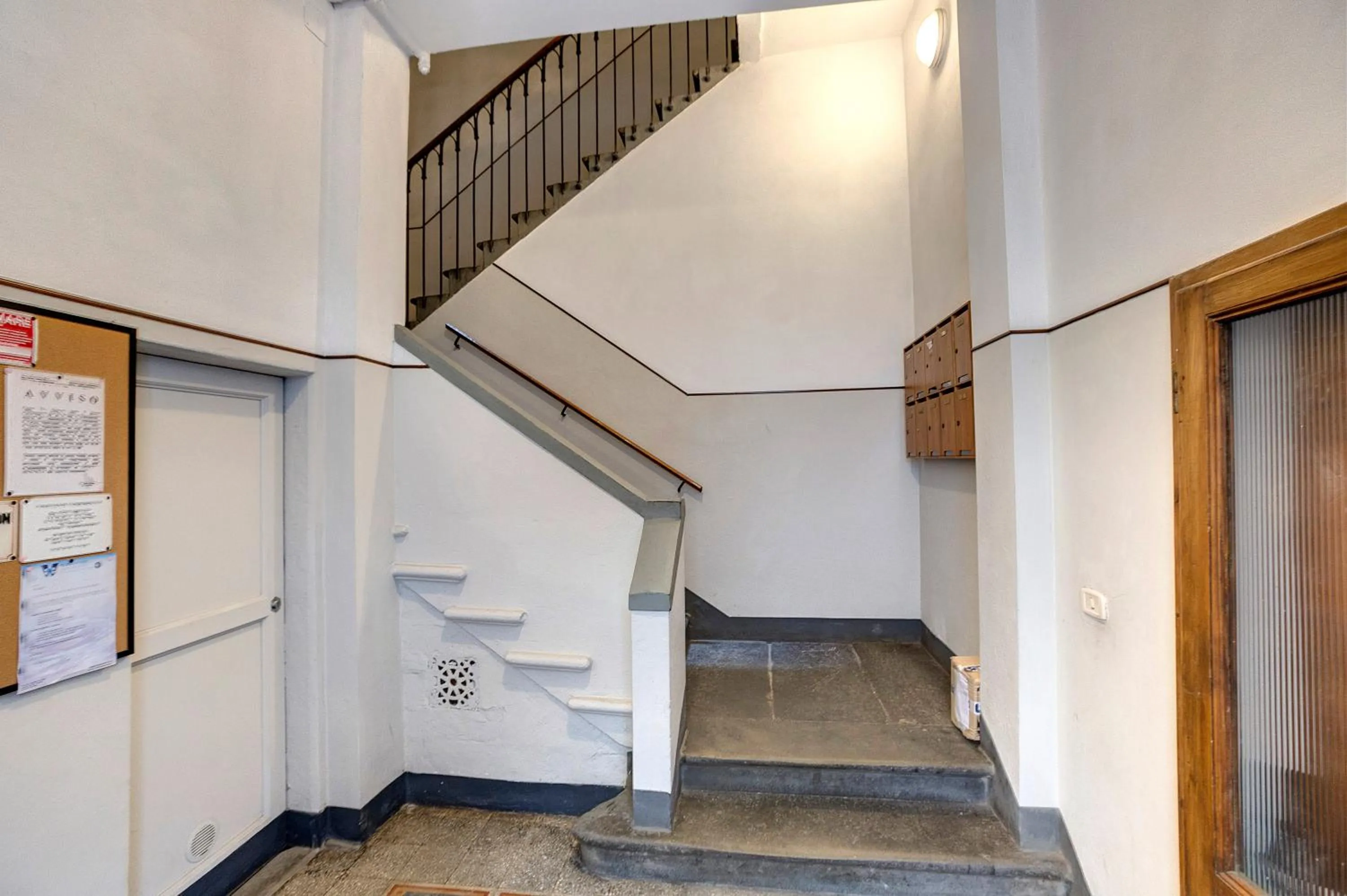 Facade/entrance in Tegolaio Apartment by Mamo Florence