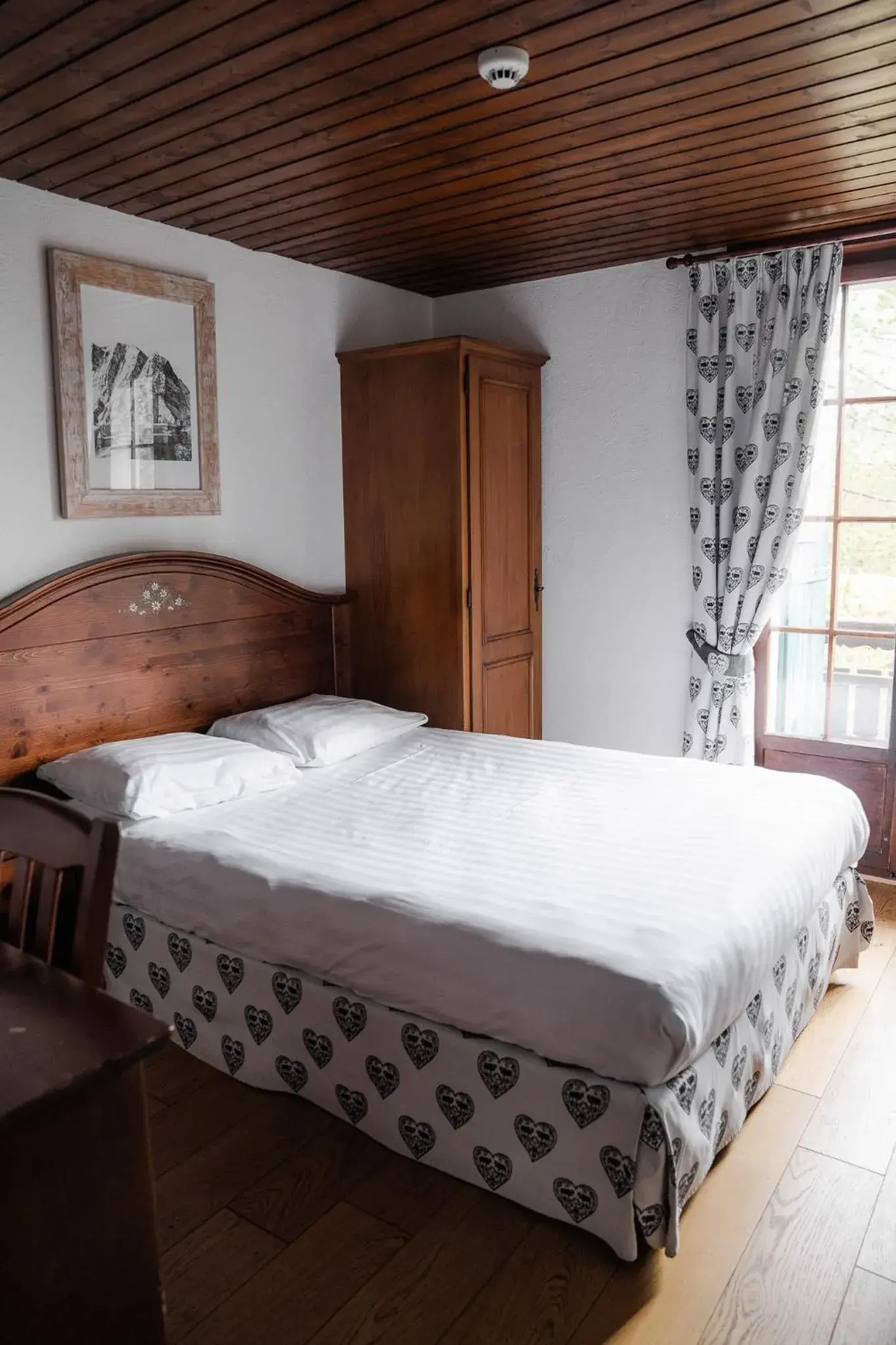 Bedroom, Bed in Hôtel de Gruyères Bedroom, Bed in Hôtel de Gruyères