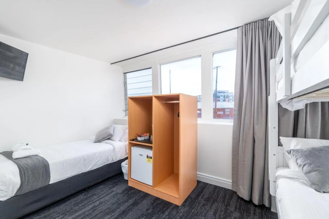 TV and multimedia, Bed in Sydney Junction Hotel