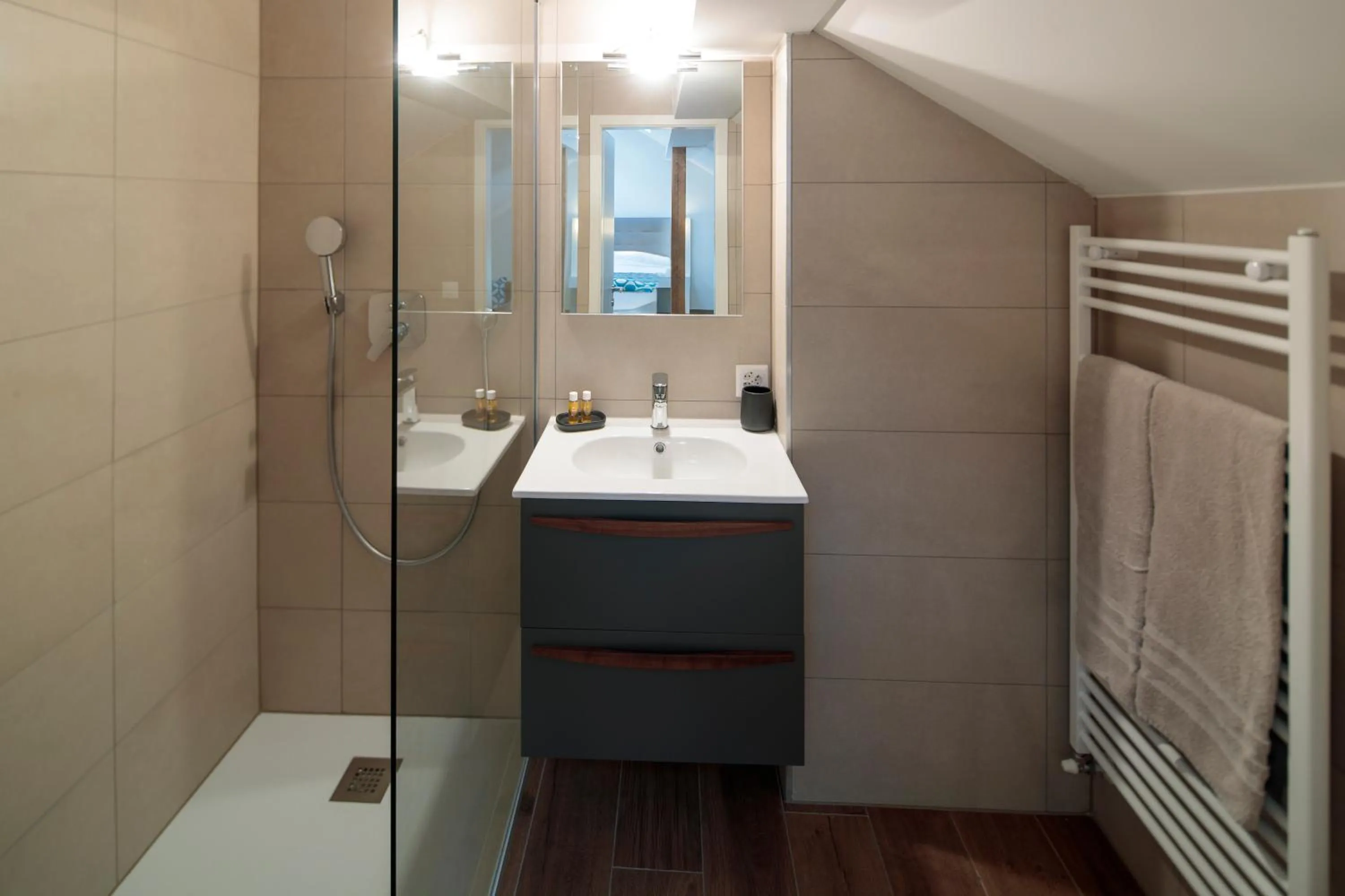 Shower in Hotel America