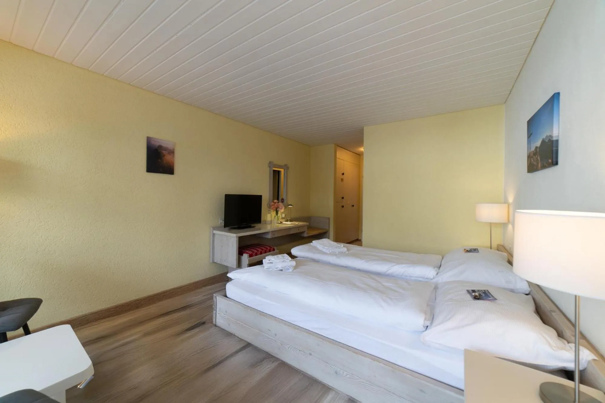 Photo of the whole room, Bed in Hotel Säntis Lodge