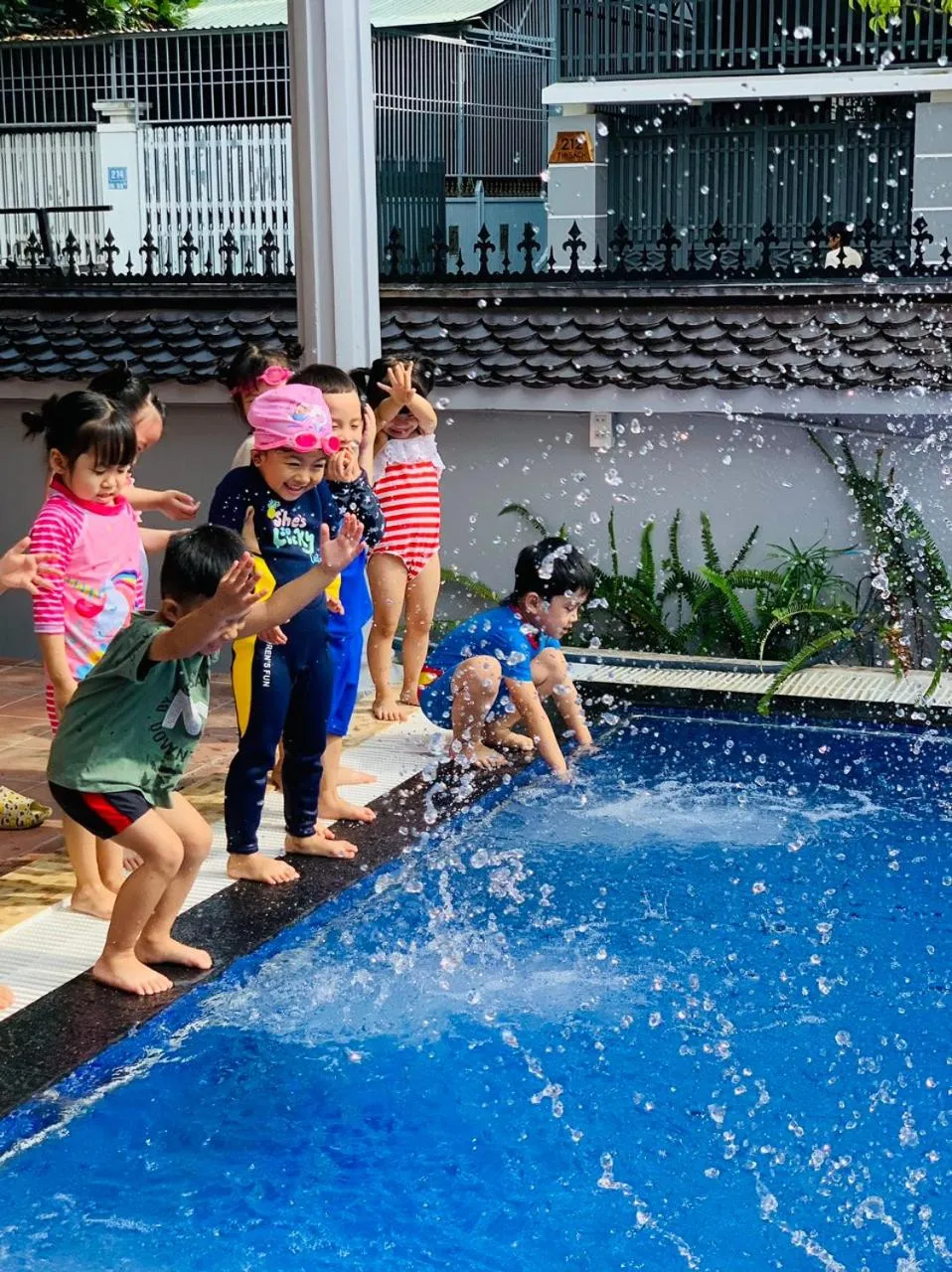 Swimming pool in Window Homestay
