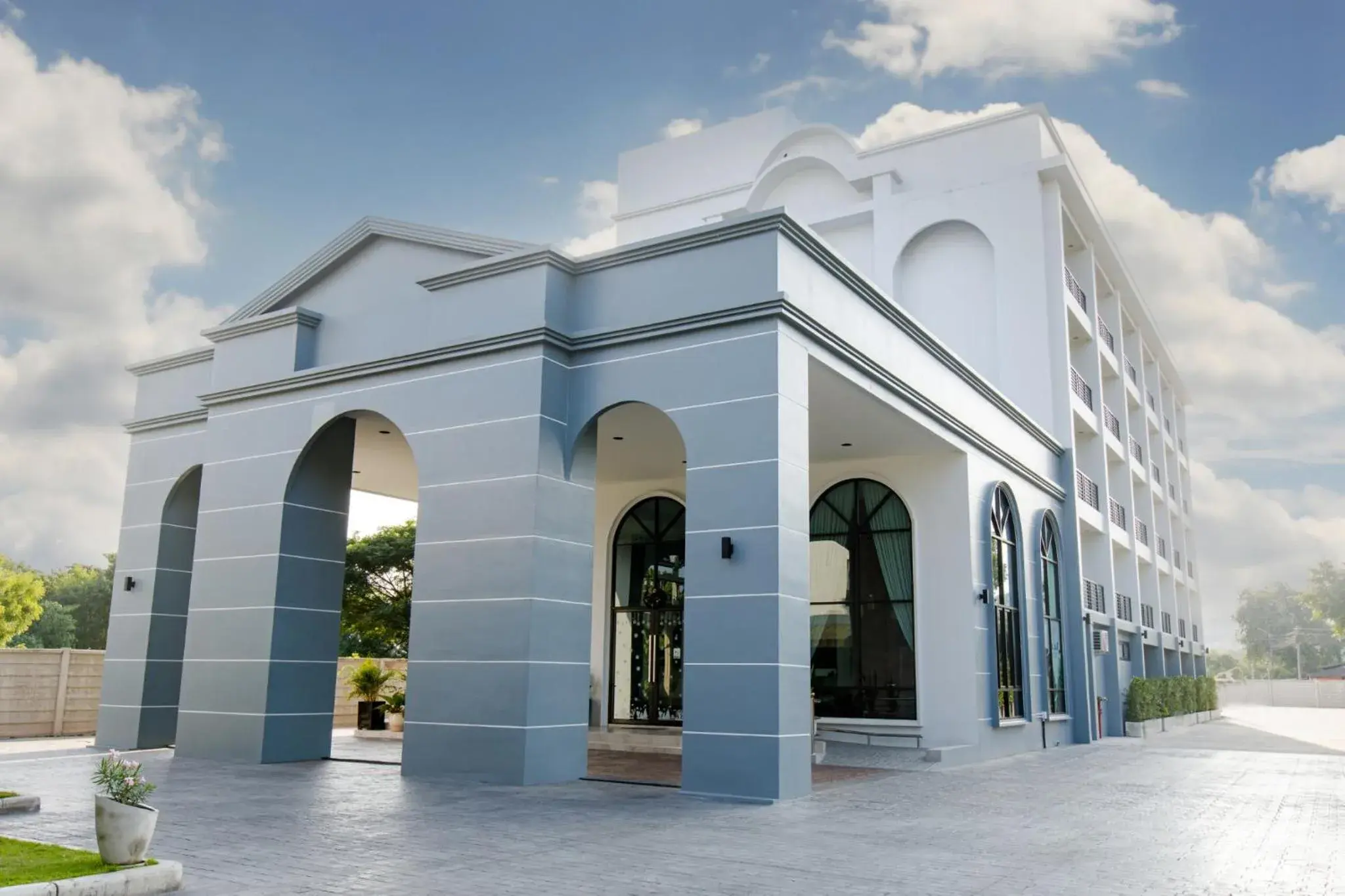 Property building in Le Lert Hotel Ratchaburi Property building in Le Lert Hotel Ratchaburi