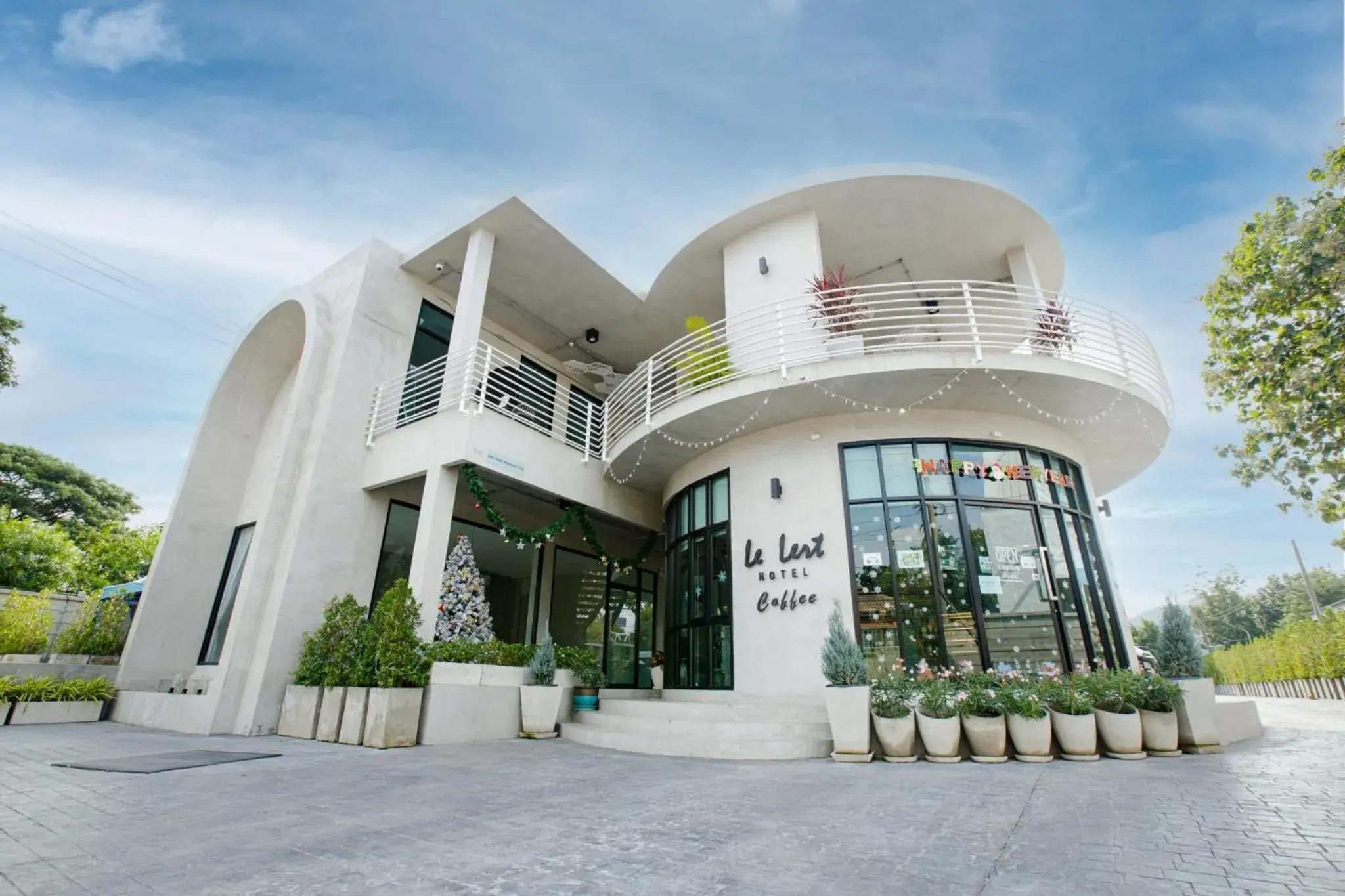 Property building in Le Lert Hotel Ratchaburi Property building in Le Lert Hotel Ratchaburi