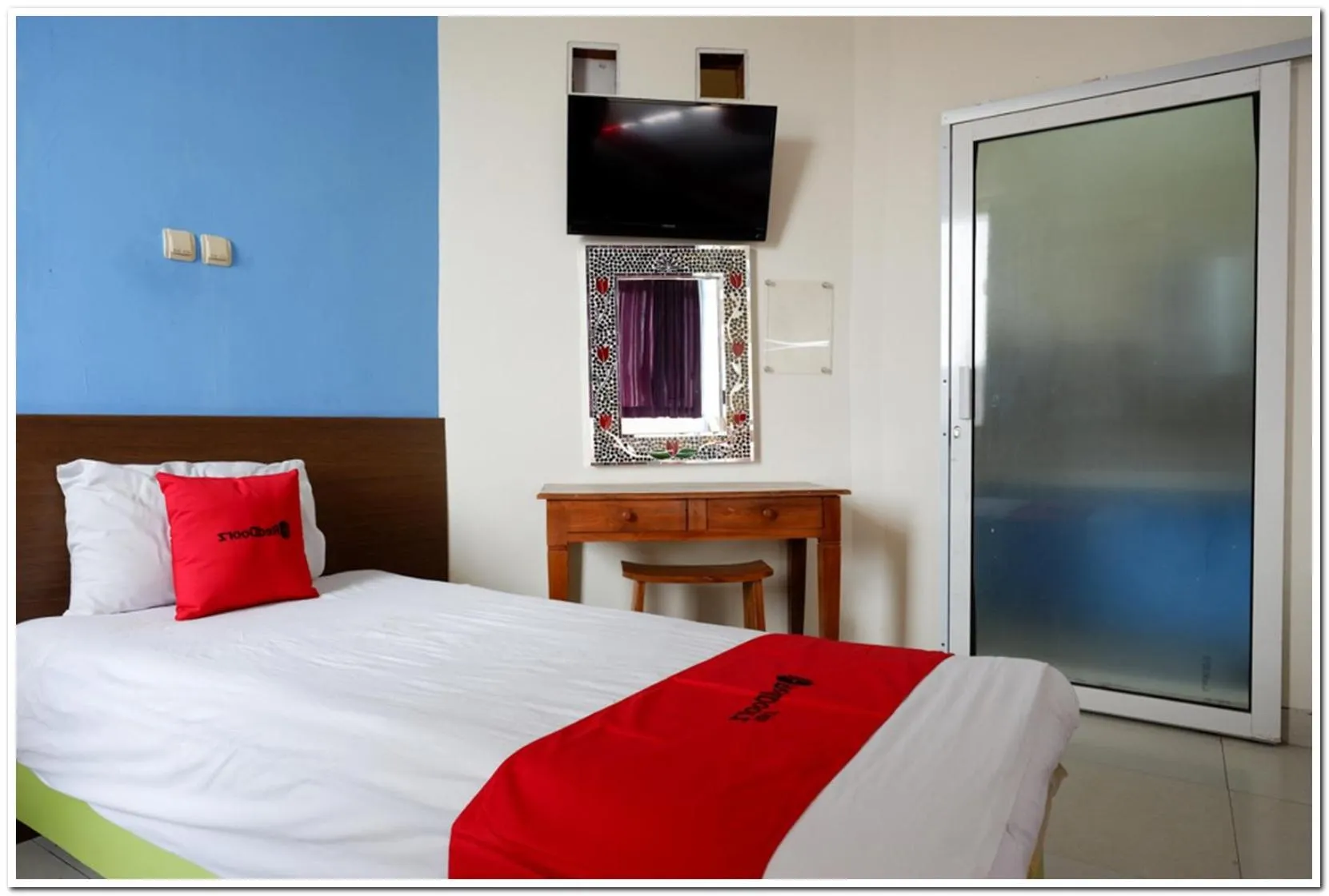 Bedroom, TV/Entertainment Center in RedDoorz near Lempuyangan Train Station