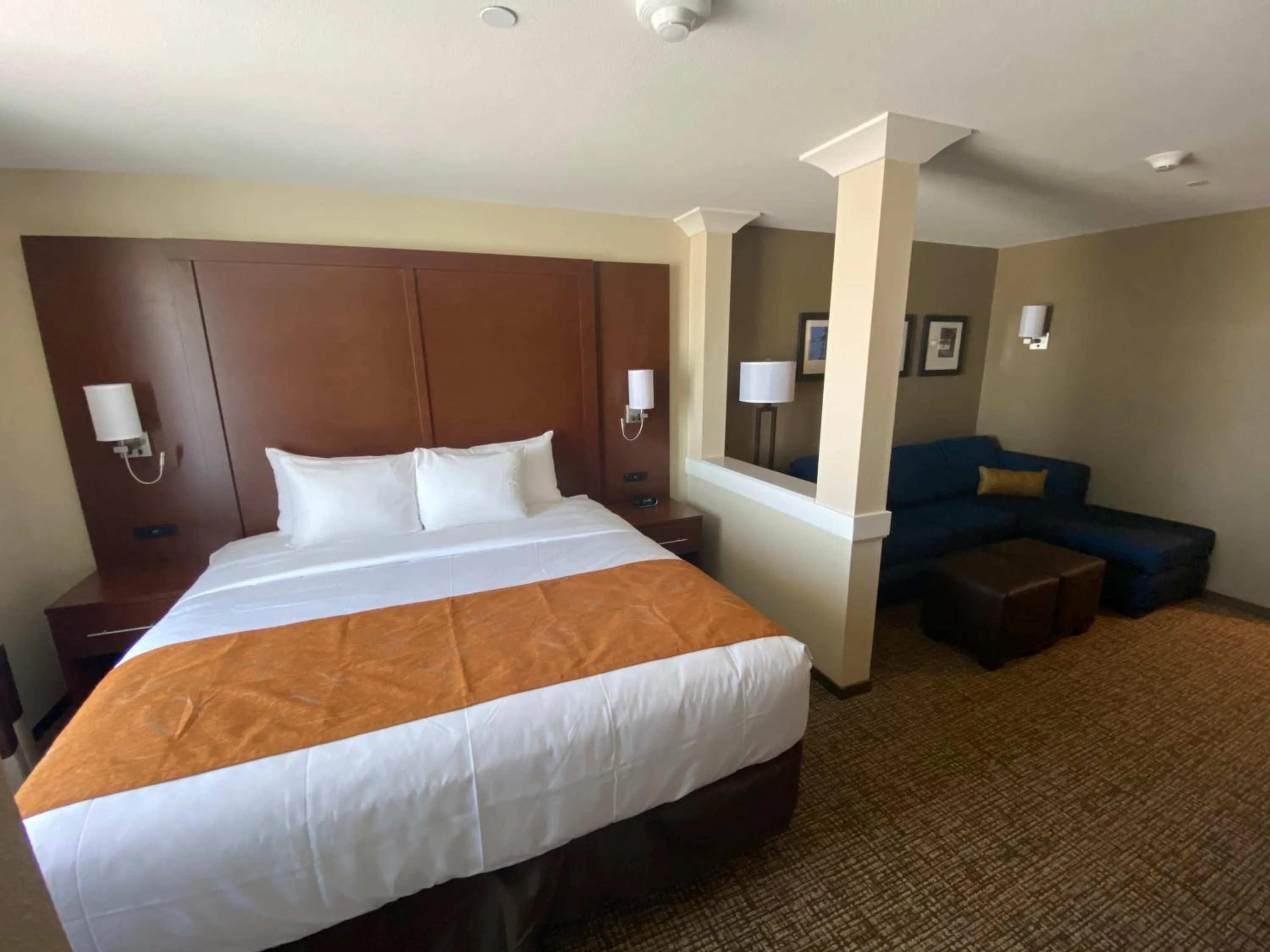 Bed in Comfort Suites Midland West