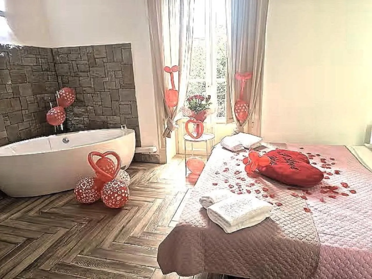 Photo of the whole room, Bed in Calypso Il Binario Elegance