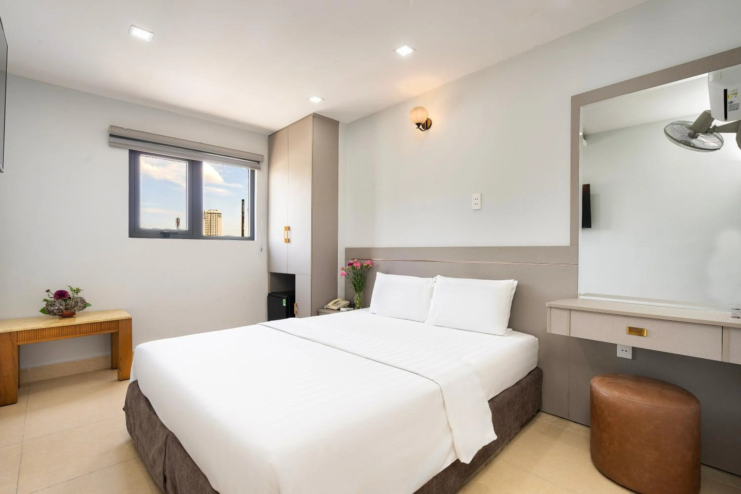 Photo of the whole room, Bed in Lucky Star Hotel Nguyen Trai Q5