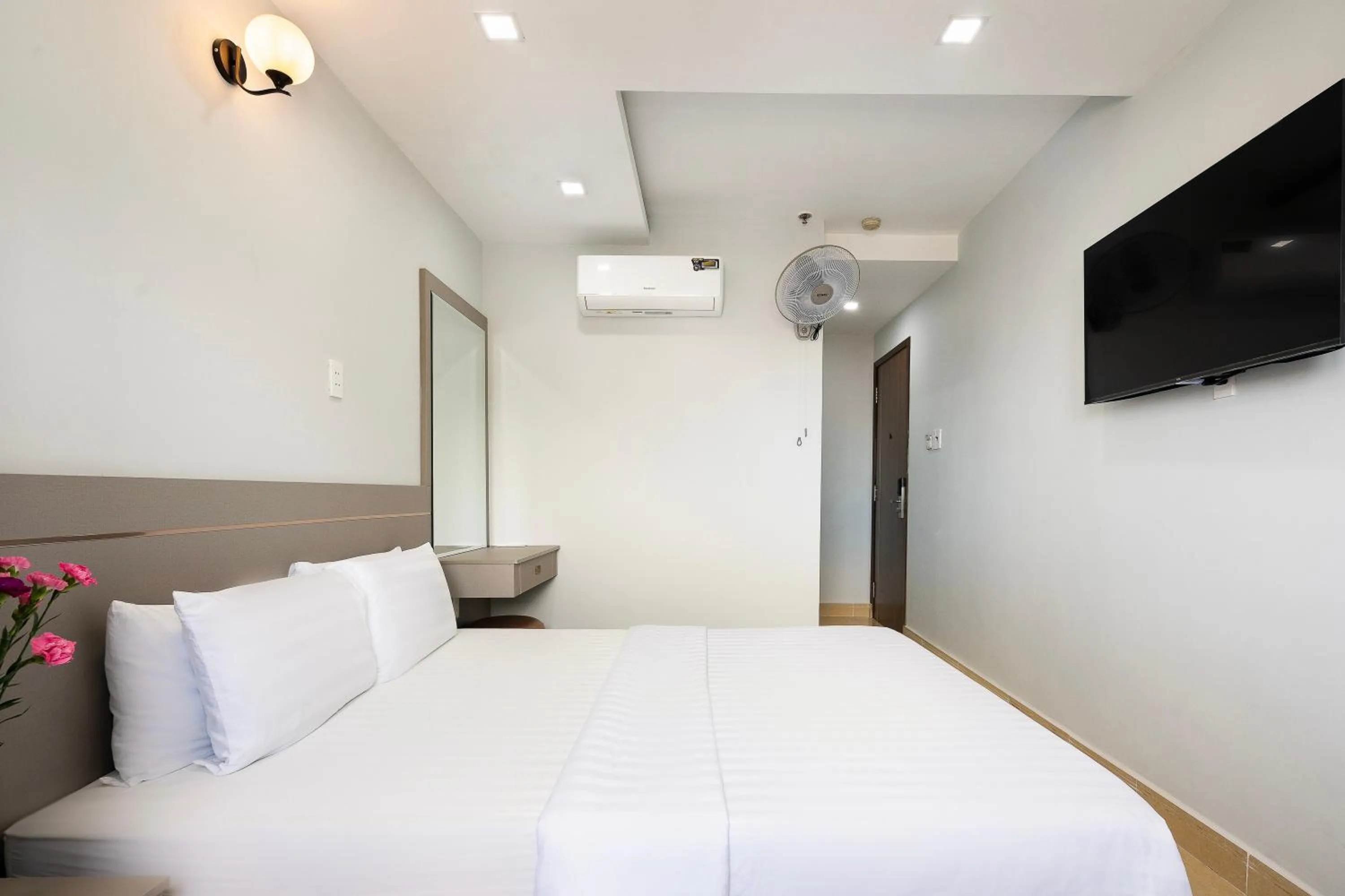 Photo of the whole room, Bed in Lucky Star Hotel Nguyen Trai Q5