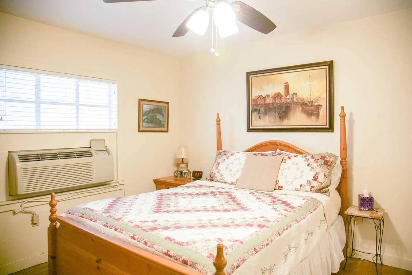 Bedroom, Bed in Shiner Country Inn