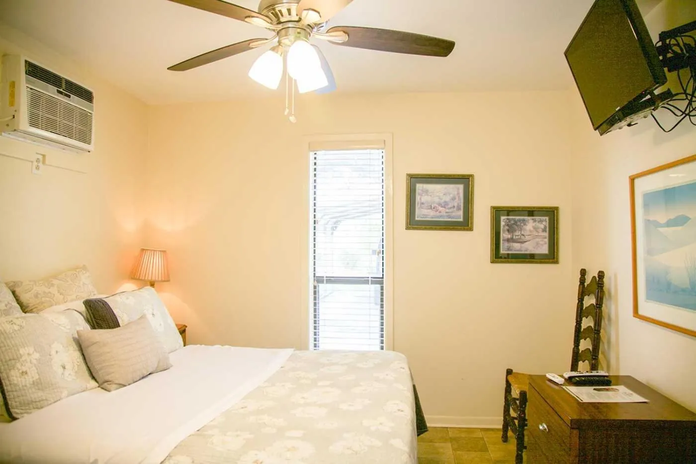 Bedroom, Bed in Shiner Country Inn