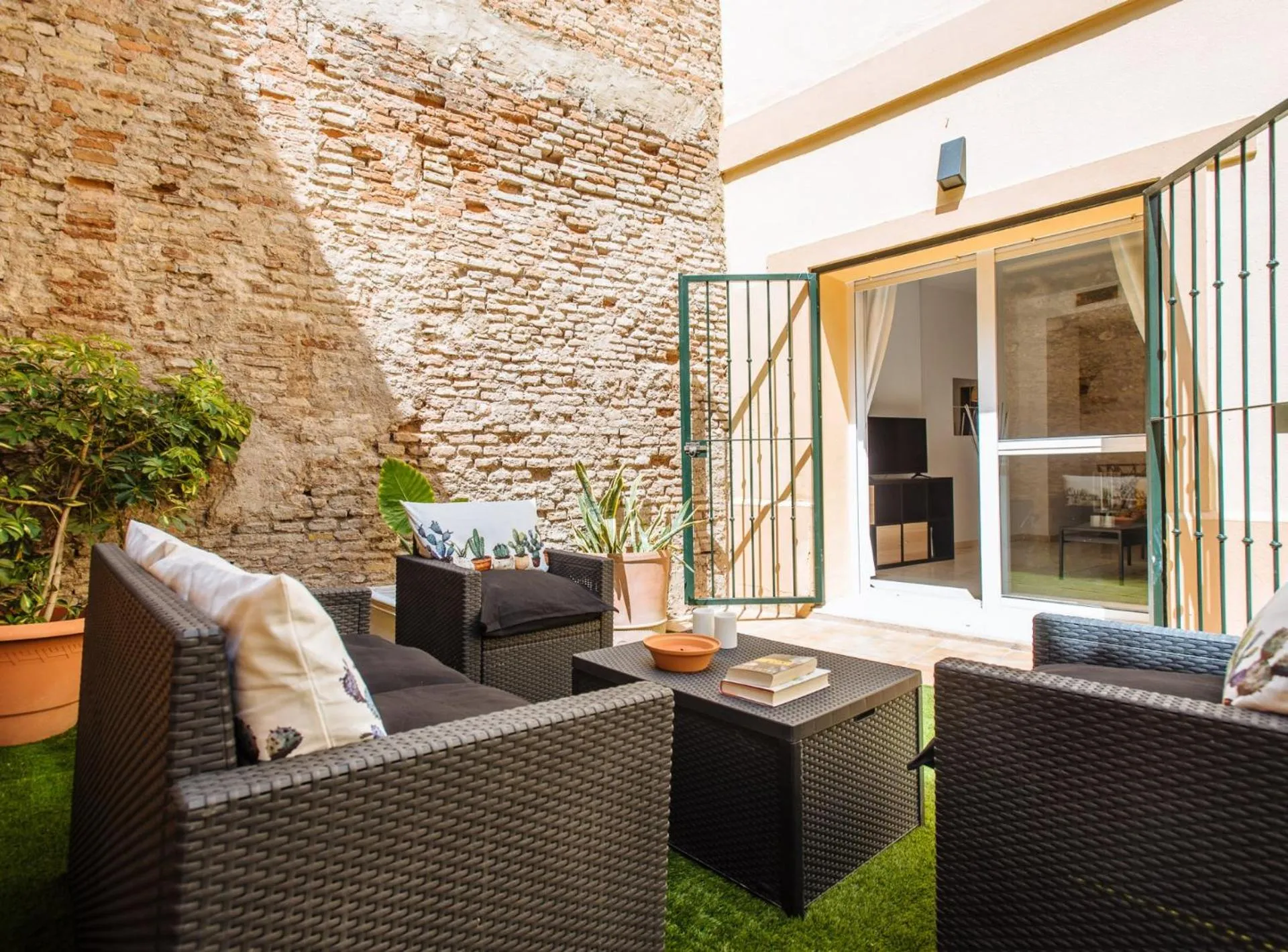 Sol Suite Apartment with Garden
