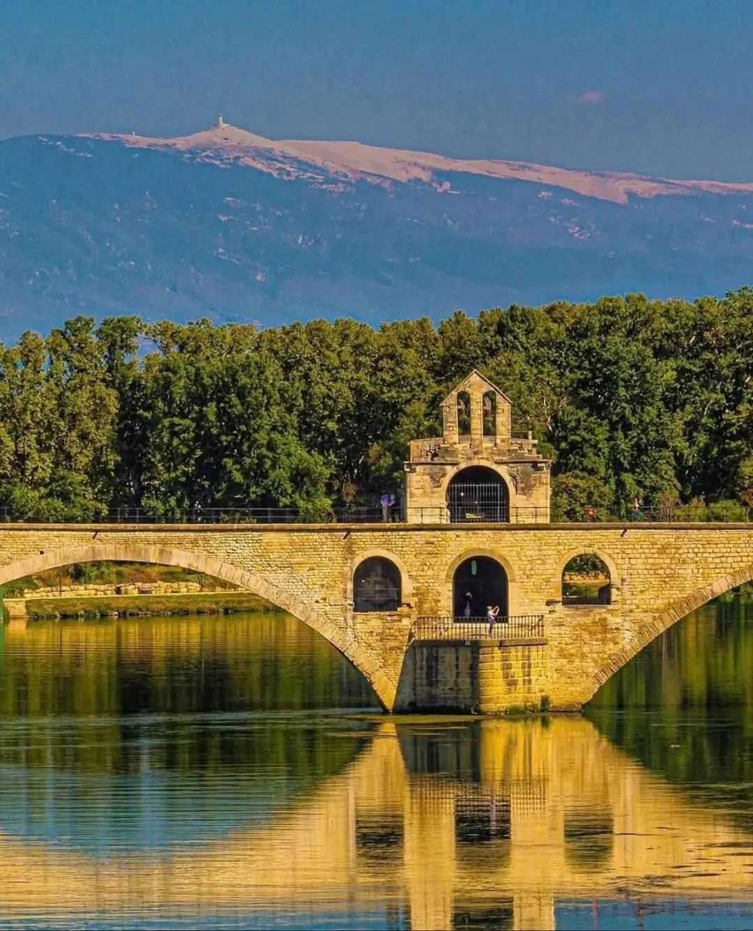 Nearby landmark in la fée viviane et michel l'enchanteur