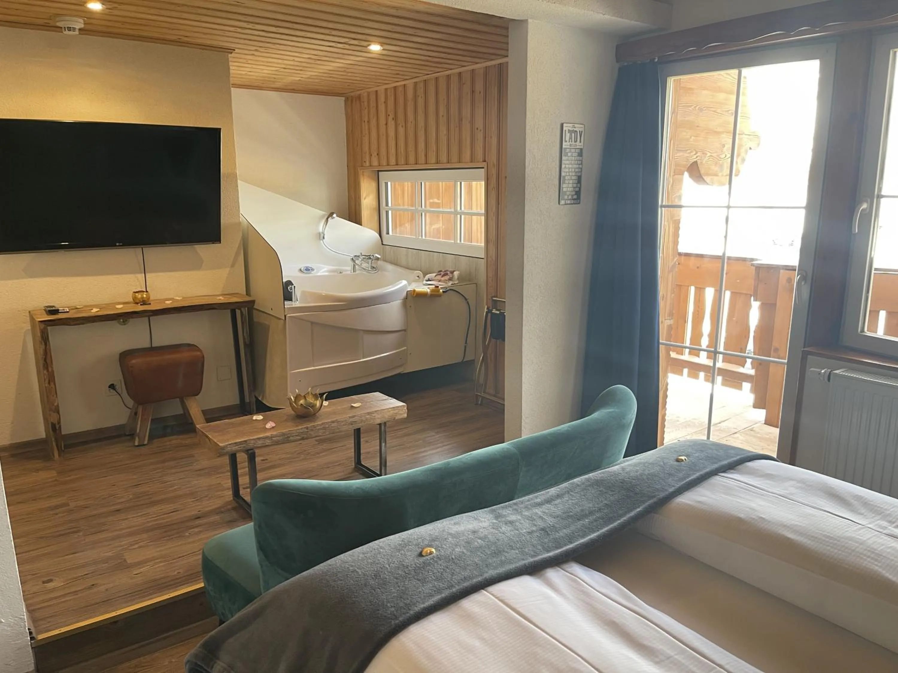 TV and multimedia, Bed in Chalet Hotel Adler
