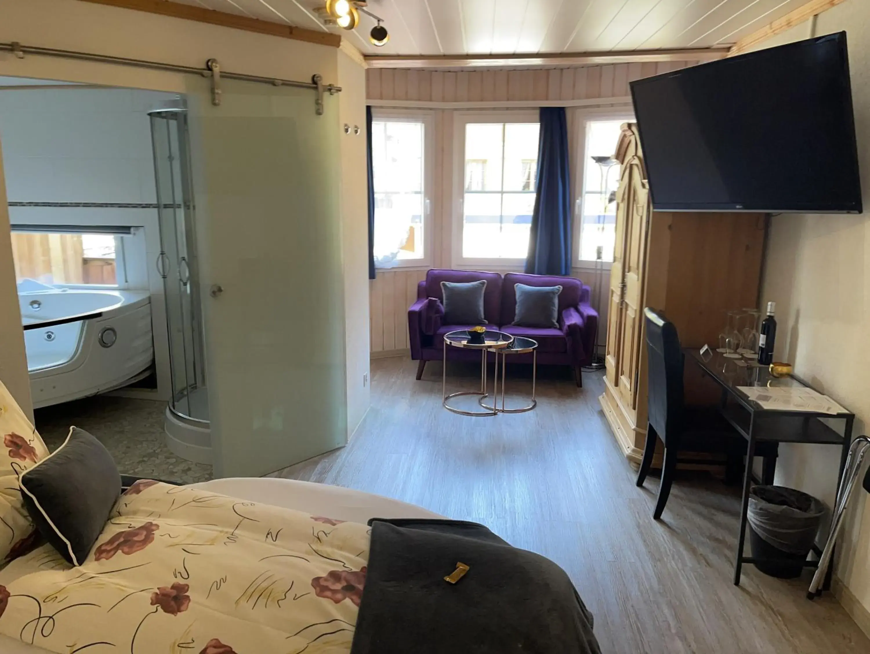 Superior Room Plus with rolling-out Whirlpool and round Bed - single occupancy in Chalet Hotel Adler Superior Room Plus with rolling-out Whirlpool and round Bed - single occupancy in Chalet Hotel Adler