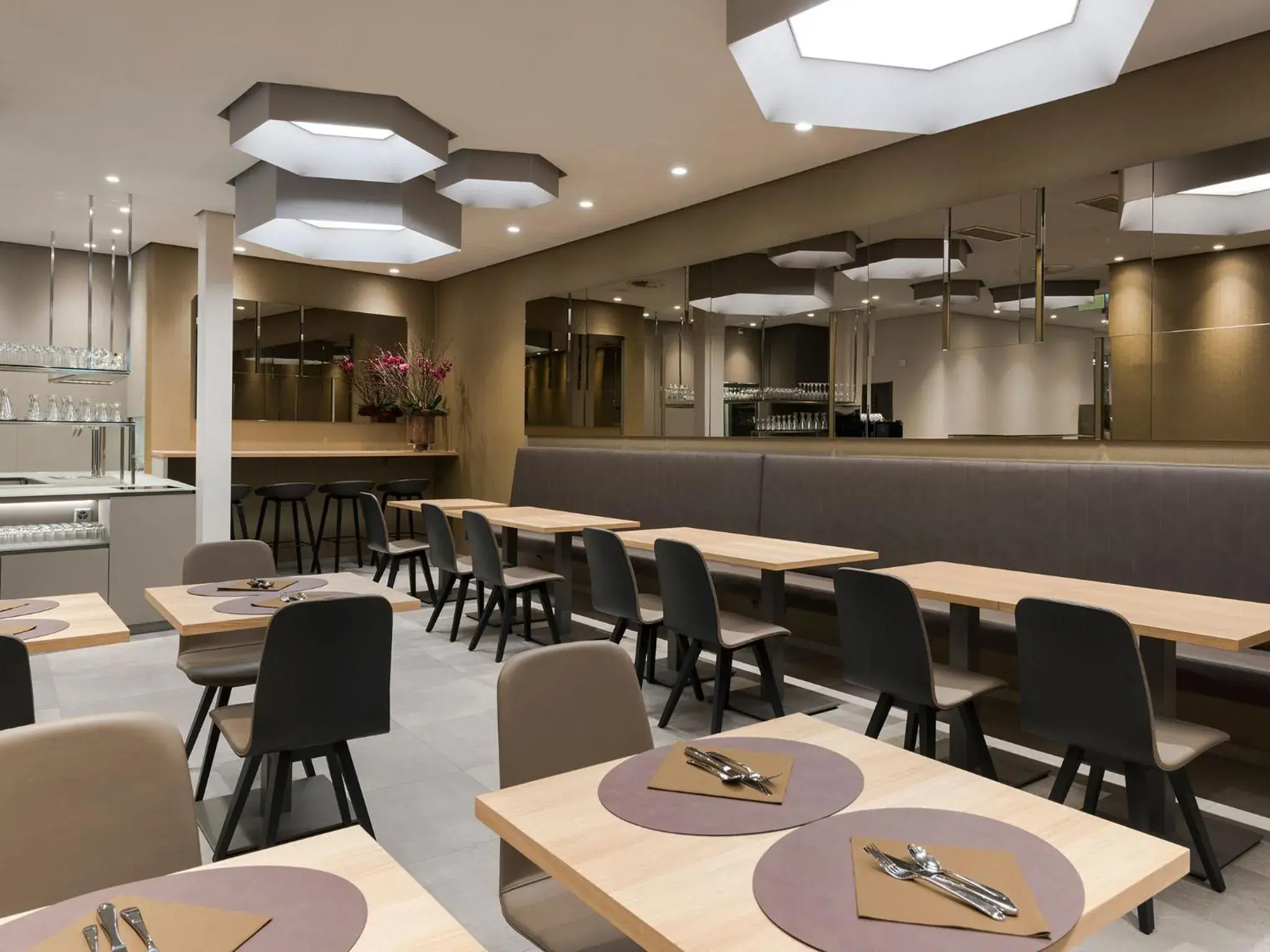 Restaurant/places to eat in Hotel Savoy Restaurant/places to eat in Hotel Savoy