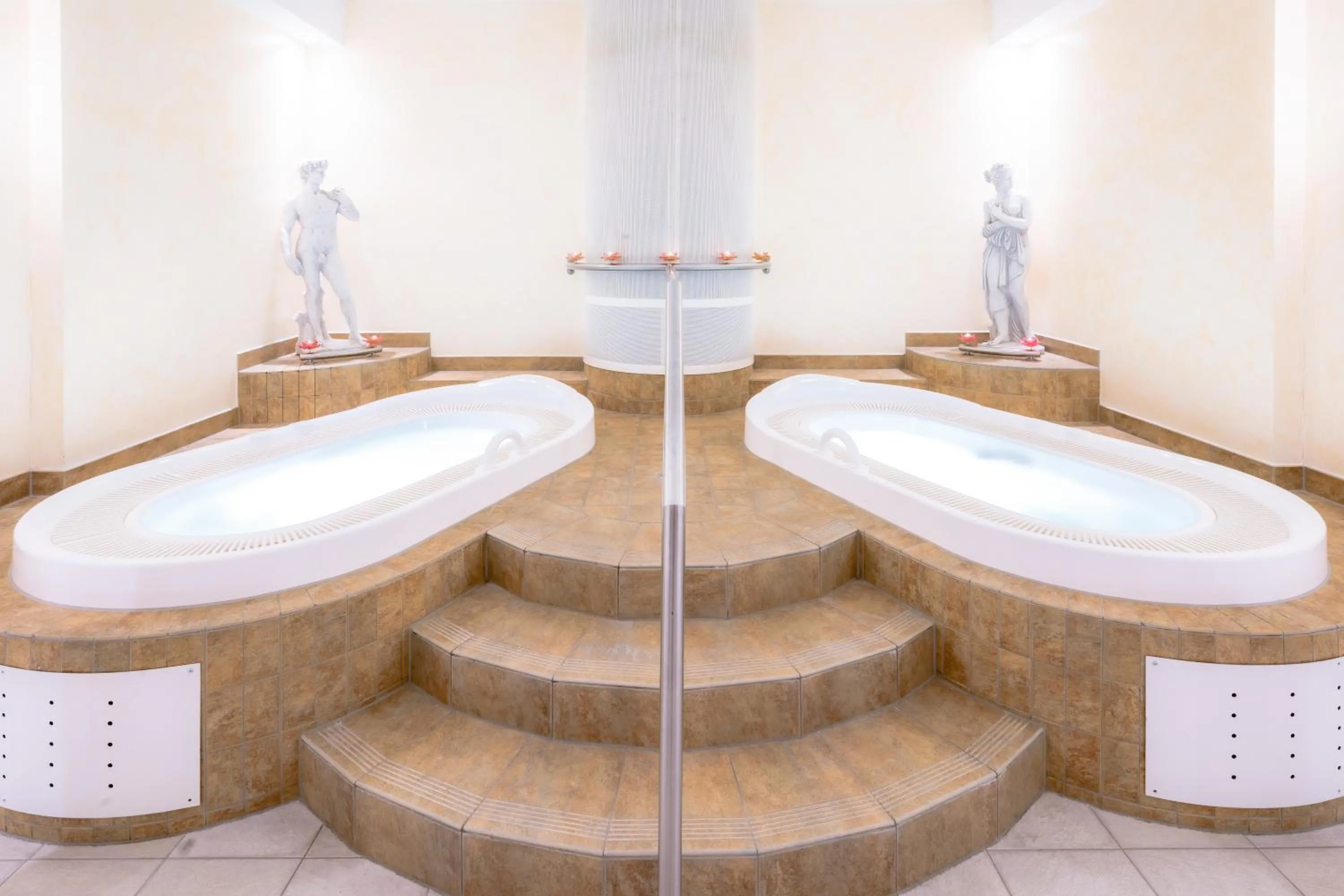 Swimming pool in Hotel Alex