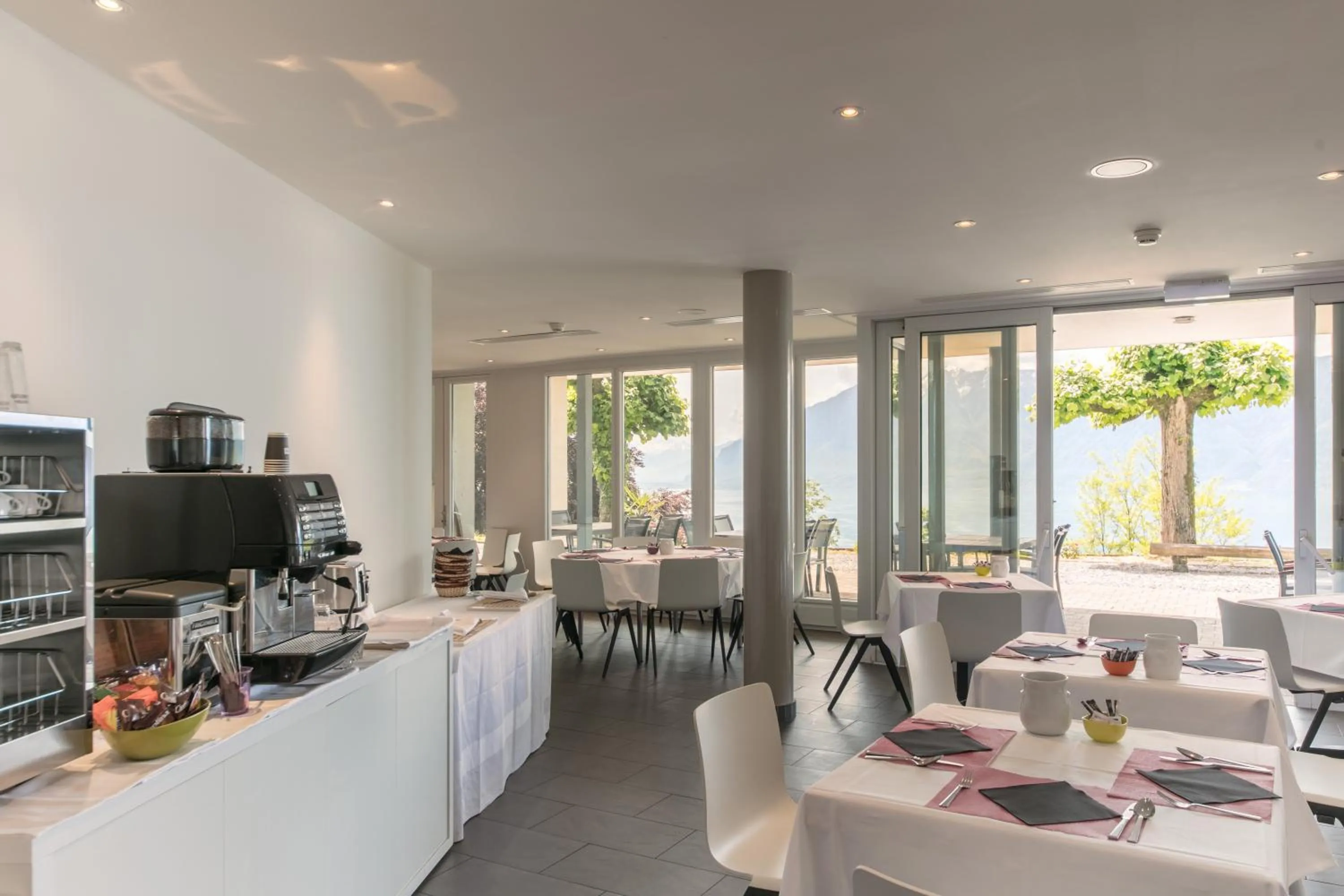 Restaurant/places to eat in Hôtel Prealpina